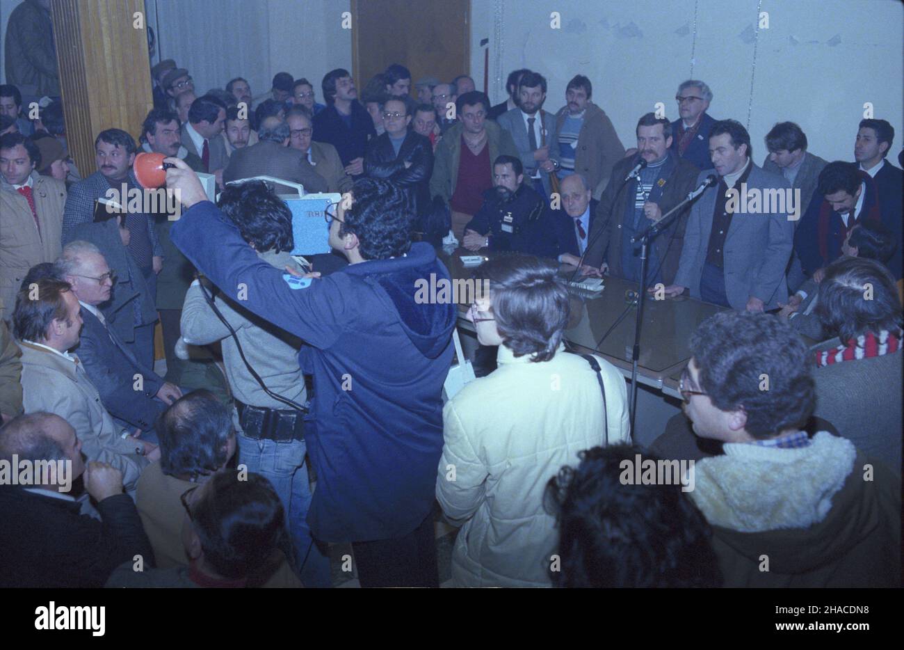 W³ochy Avellino 01.1981. Spotkanie delegacji Niezale¿nego Samorz¹dnego Zwiazku Zawodowego Solidarnoœæ ze zwi¹zkowcami w³oskimi. Przemawiaj¹ stoj¹c przewodnicz¹cy Krajowej Komisji Porozumiewawczej NSZZ Solidarnoœæ Lech Wa³êsa (L) oraz Karol Modzelewski (P). Za nimi stoi profesor Romuald Kuko³owicz (w okularach), a na prawo od niego wiceprzewodnicz¹cy Krajowej Komisji Porozumiewawczej NSZZ Solidarnoœæ Ryszard Kalinowski (w br¹zowej kurtce). Za sto³em na prawo od mówców siedzi Ryszard Kuœ (w mundurze górniczym). msa  PAP/Jan Morek    Dok³adny dzieñ wydarzenia nieustalony.         Avellino, Italy, Stock Photo