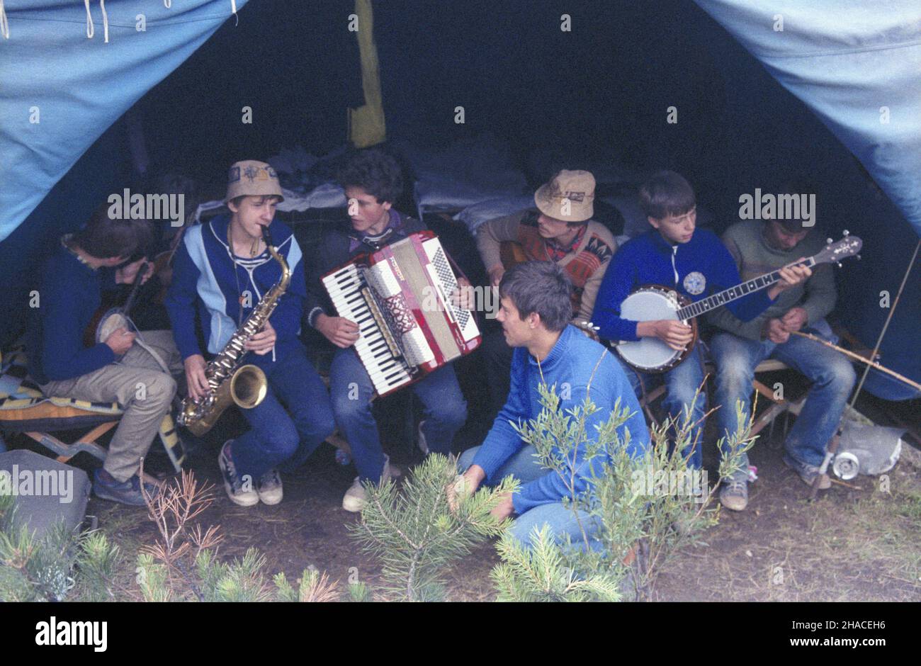 Myœlec 07.1982. IX Konfrontacje Ruchu Artystycznego M³odzie¿y KRAM '82, w dniach 26.06-10.07.1982. msa  PAP/Jerzy Ochoñski    Dok³adny dzieñ wydarzenia nieustalony.         Myslec, July 1982. Youth Art Movement Confrontations.  msa  PAP/Jerzy Ochonski    Event day unknown Stock Photo