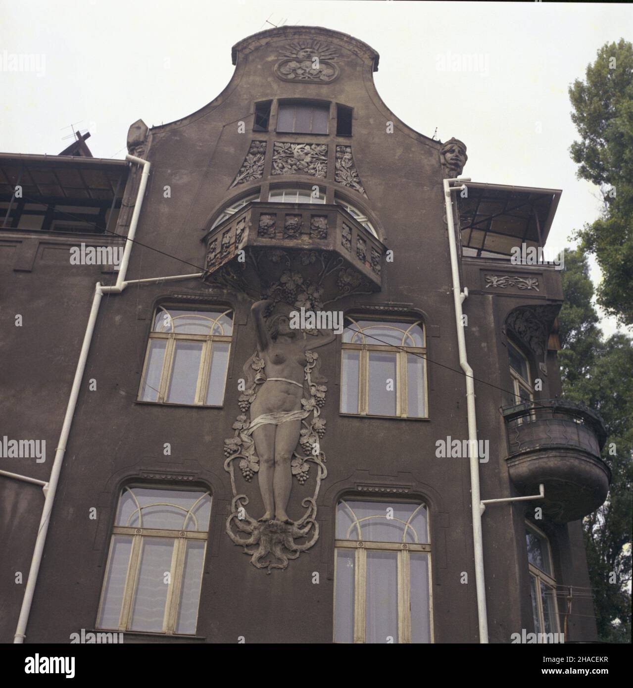 Poznañ 09.1982. Architektura secesyjna. Nz. kamienica przy ul. Roosevelta 4 w dzielnicy Je¿yce.  ka  PAP/Jan Morek    Dok³adny dzieñ wydarzenia nieustalony.         Poznan, September 1982. Art Nouveau tenement at 4 Roosevelt Street in the district Jezyce.  ka  PAP/Jan Morek    Event day unknown Stock Photo