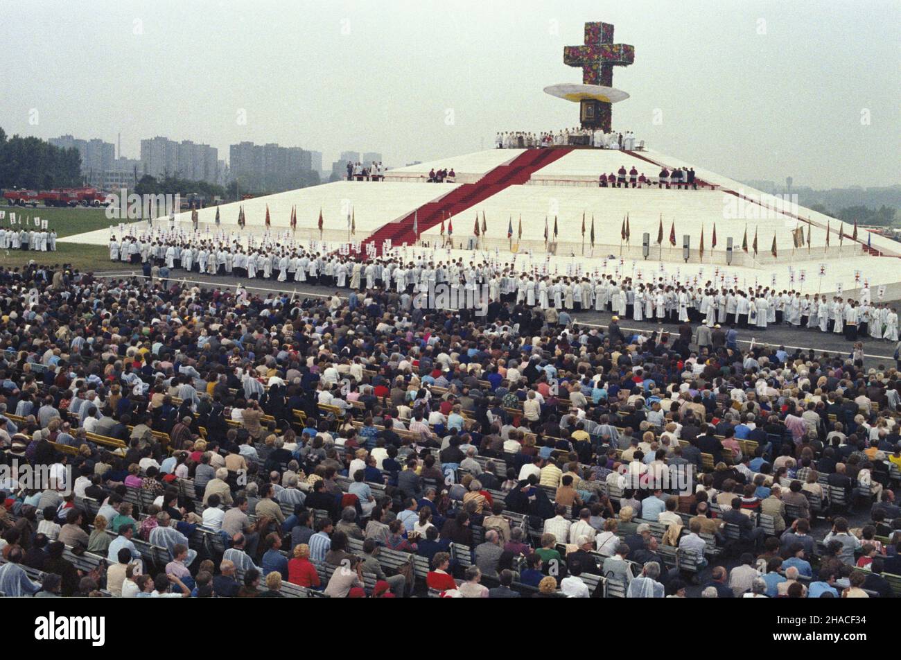 Katowice 20.06.1983. II pielgrzymka do Polski papie¿a Jana Paw³a II. Nz. msza œwiêta na lotnisku w dzielnicy Muchowiec.  wb  PAP/Jan Morek         Katowice 20 June 1983. The second pilgrimage of Pope John Paul II to Poland. Pictured: holy mass at the airport in Muchowiec district.   wb  PAP/Jan Morek Stock Photo