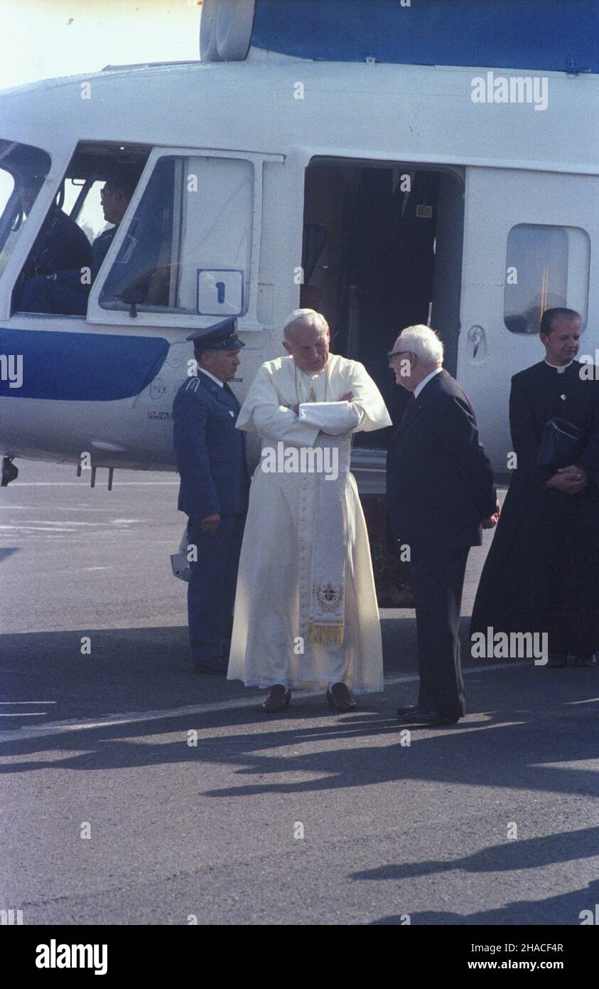 Kraków 23.06.1983. II pielgrzymka do Polski papie¿a Jana Paw³a II. Ojciec Œwiêty uda³ siê helikopterem w Tatry do Doliny Chocho³owskiej i Jarz¹bczej. Po powrocie na p³ycie lotniska Balice czekali na niego m.in. przewodnicz¹cy Rady Pañstwa Henryk Jab³oñski (2P) i osobisty sekretarz papieski ksi¹dz Stanis³aw Dziwisz (P). wb  PAP/Jerzy Ochoñski         Cracow, 23 June 1983. The 2nd pilgrimage of Pope John Paul II to Poland. The Holy Father takes a chopper trip to the Tatra Mountains to Chocholowska and Jarzabcza Valleys. Upon return the pontiff was greeted at the tarmac by Chairman of the State C Stock Photo