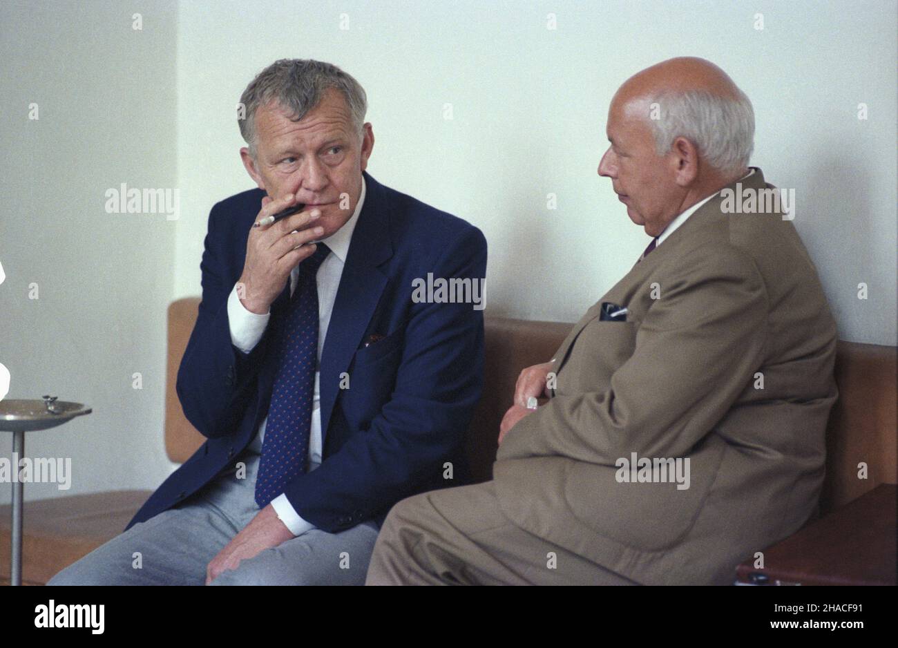 Warszawa 21.07.1983. Posiedzenie Sejmu Polskiej Rzeczpospolitej Ludowej. Nz. wiceprezes Rady Ministrów Mieczys³aw Rakowski (L) i rzecznik prasowy rz¹du Jerzy Urban (P).  wb  PAP/Wojciech Kryñski         Warsaw, 21 July 1983. A session of the Sejm (lower house) of the People's Republic of Poland. Pictured: deputy Chairman of the Council of Ministers Mieczyslaw Rakowski (L) and government spokesperson Jerzy Urban (R).  wb  PAP/Wojciech Krynski Stock Photo