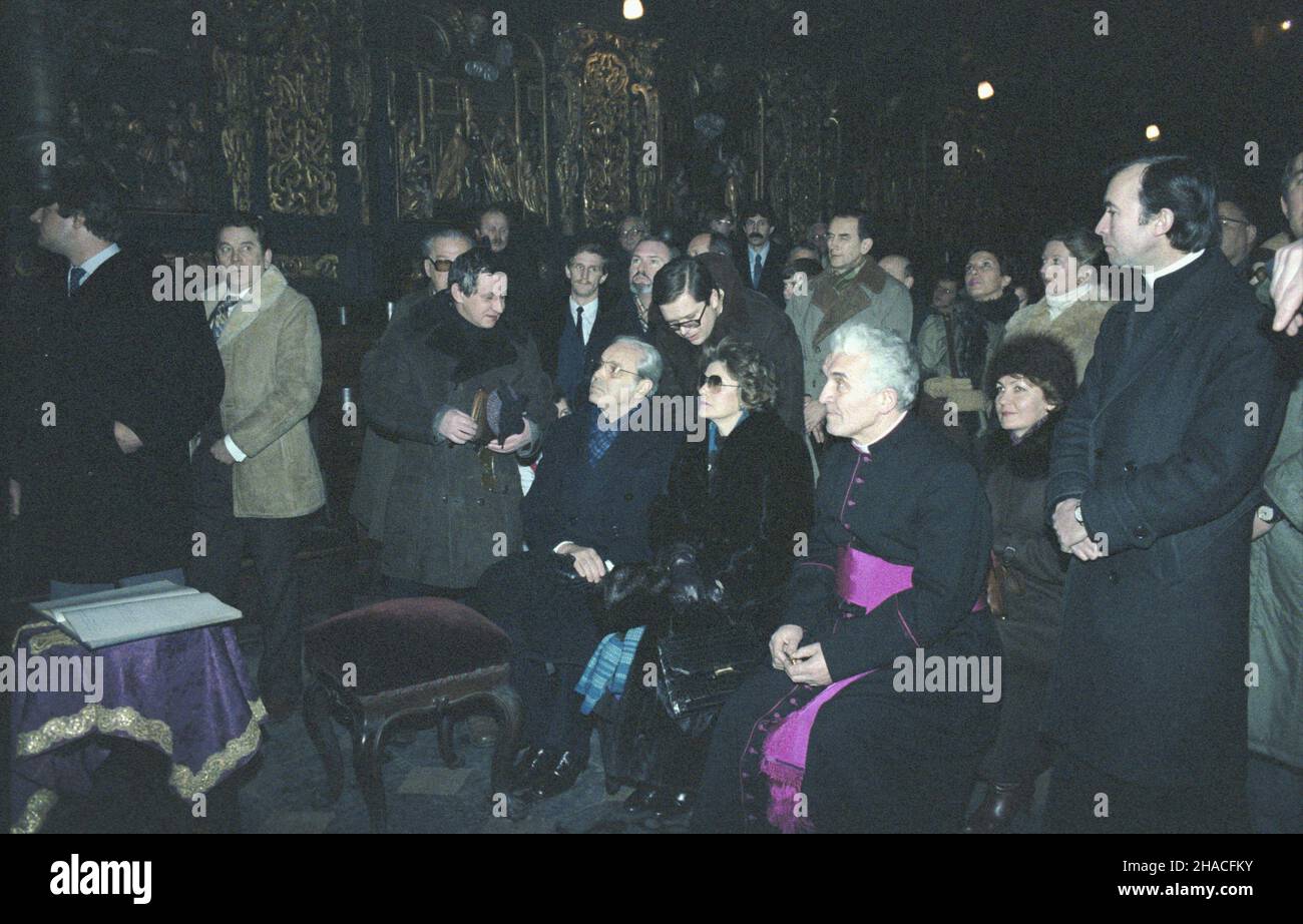 Kraków 02.1984. Wizyta w Polsce Sekretarza Generalnego Organizacji Narodów Zjednoczonych (ONZ) peruwiañskiego polityka Javiera Pereza de Cuellar. Nz. Perez de Cuellar (siedzi C) z ¿on¹ Marcel¹ Temple (obok) w koœciele pw. Wniebowziêcia Najœwiêtszej Marii Panny (bazylika Mariacka, koœció³ Mariacki) przy Rynku G³ównym na Starym Mieœcie. Obok proboszcz Bazyliki Mariackiej ks. infu³at Jan Koœció³ek. js PAP/Grzegorz Rogiñski Dok³adny dzieñ wydarzenia nieustalony. Cracow, Poland, February 1984. United Nations Secretary General Javier Perez de Cuellar (5-R) and his wife Marcela Temple (4- Stock Photo