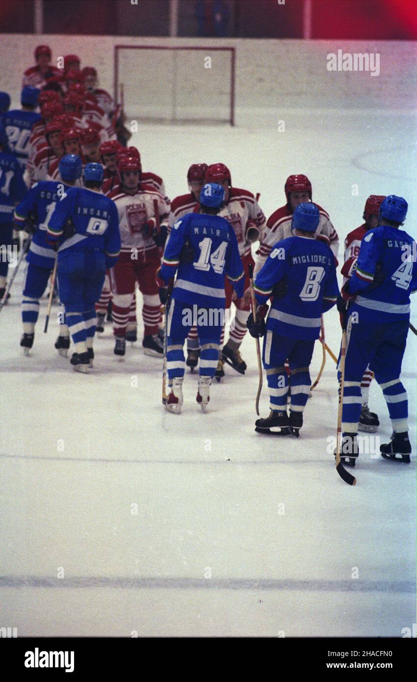 Jugos³awia Sarajewo 02.1984. Zimowe Igrzyska Olimpijskie w dniach 8-19 lutego. Nz. mecz w hokeju na lodzie Polska - W³ochy.  js  PAP/Wojciech Kryñski    Dok³adny dzieñ wydarzenia nieustalony.         Yugoslavia Sarajevo February 1984. The Winter Olympincs on 8-19 February. Pictured: a Polish-Italian ice hockey match.   js  PAP/Wojciech Krynski    Exact date unknown. Stock Photo