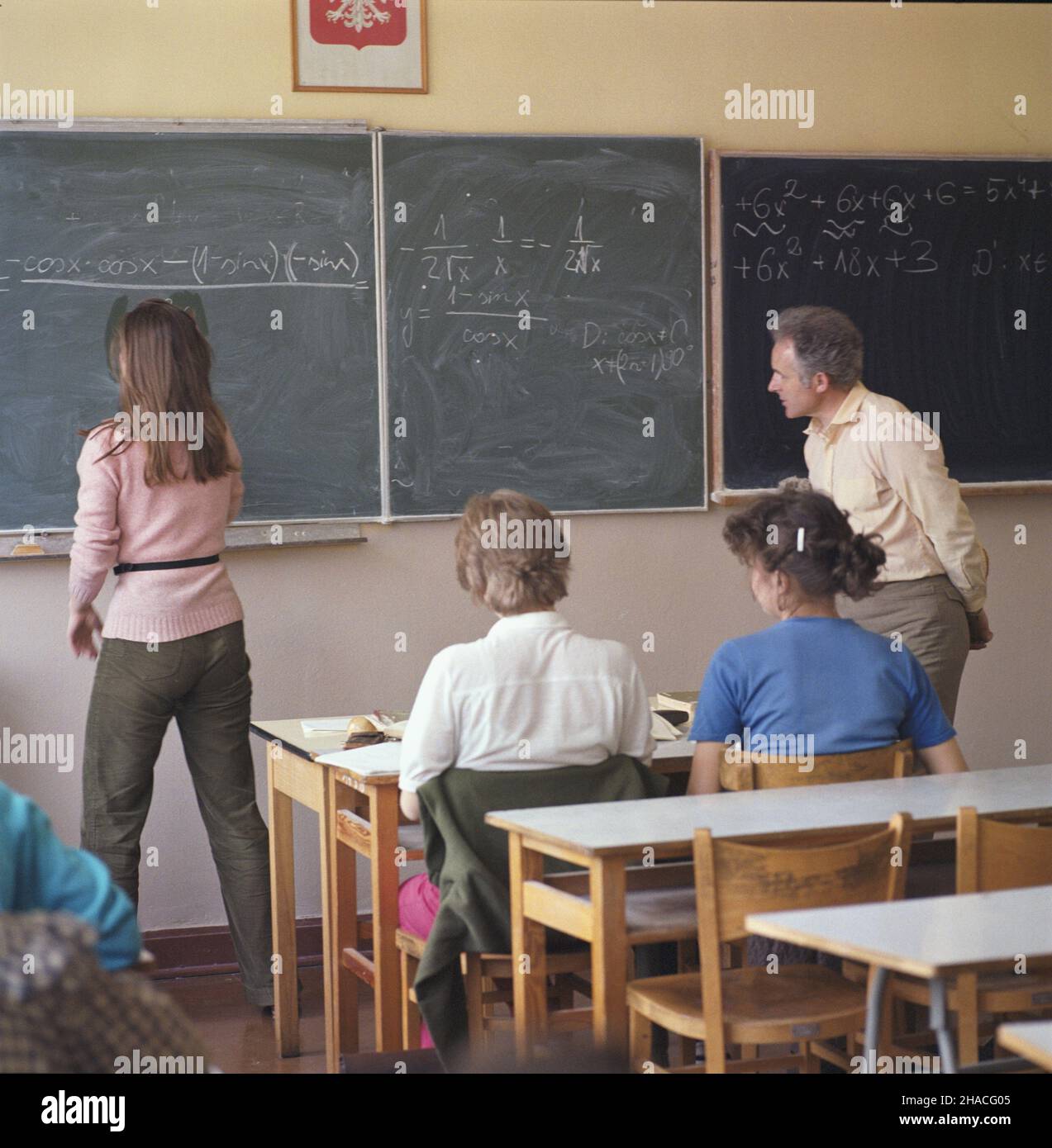 Warszawa 05.1984. Lekcja matematyki w liceum ogólnokszta³c¹cym. js  PAP/Jan Morek    Dok³adny dzieñ wydarzenia nieustalony.         Warsaw, May 1984. Grammar schoolers in math class.  js  PAP/Jan Morek    Event day unknown Stock Photo