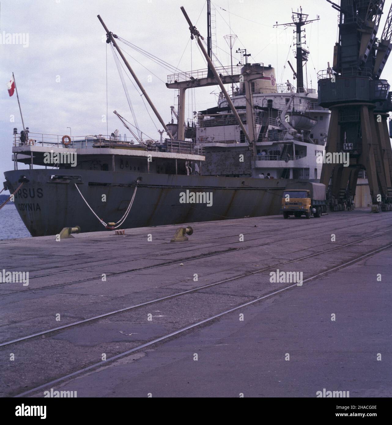 Gdynia 05.1984. Morski Port Handlowy Gdynia nad Zatok¹ Gdañsk¹. Nz. drobnicowiec m/s URSUS jednostka Polskich Linii Oceanicznych (PLO) przy nabrze¿u roz³adunkowym. js  PAP/Tomasz Pra¿mowski    Dok³adny dzieñ wydarzenia nieustalony.         Gdynia May 1984. Gdynia Commercial Port on the Gdanska Bay. Pictured: m/s URSUS general cargo ship of the Polish Ocean Lines (PLO).   js  PAP/Tomasz Prazmowski    Event date unknown. Stock Photo