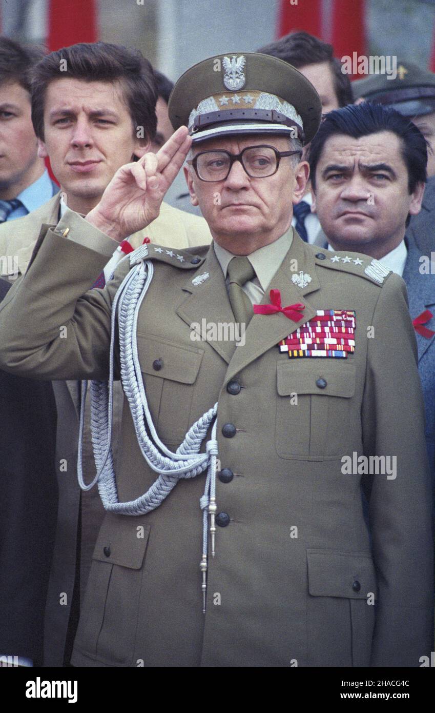 Warszawa 01.05.1984. Obchody Œwiêta Pracy. Pochód pierwszomajowy g³ównymi ulicami miasta. Nz. m.in. minister obrony narodowej gen. Florian Siwicki (salutuje), sekretarz KC PZPR (Komitetu Centralnego Polskiej Zjednoczonej Partii Robotniczej) Waldemar Œwirgoñ (z ty³u L). js  PAP/Grzegorz Rogiñski         Warsaw, 1 May 1984. Mayday parade in Warsaw. Pictured: Defence Minister Florian Siwicki (saluting), Polish United Worker Party (PUWP) Central Committee Secretary Waldemar Swirgon (in back L).  js  PAP/Grzegorz Roginski Stock Photo