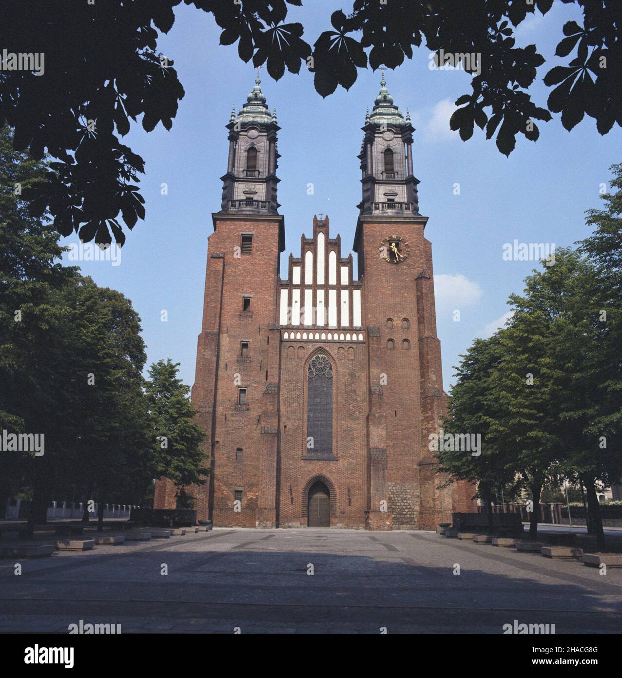 Poznañ 06.1984. Bazylika archikatedralna œw. Piotra i œw. Paw³a, najstarsza polska katedra, po³o¿ona na Ostrowie Tumskim. Katedra gotycka z XIV-XV w., czêœciowo odbudowana i regotyzowana po zniszczeniach II wojny œwiatowej. js  PAP/Wojciech Kryñski    Dok³adny dzieñ wydarzenia nieustalony.         Poznan, Poland, June 1984. View on the Archcathedral Basilica of St. Peter and St. Paul, the oldest Polish cathedral in Ostrow Tumski in Poznan. The gothic Cathedral, from 14th and 15th century, after burned in World War II was partly rebuild in gothic style. PAP/WOJCIECH KRYNSKI Stock Photo