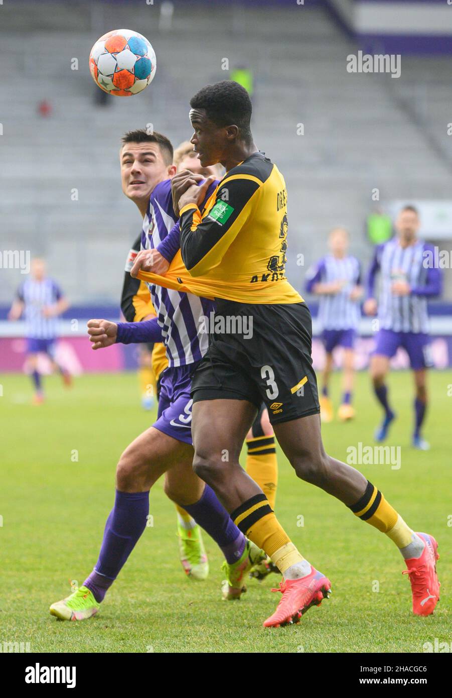 12 December 2021, Saxony, Aue: Soccer: 2. Bundesliga, FC Erzgebirge Aue - SG Dynamo Dresden, Matchday 17, Erzgebirgsstadion. Aue's Antonio Jonjic (l) against Dynamo's Michael Akoto. Photo: Robert Michael/dpa-Zentralbild/dpa - IMPORTANT NOTE: In accordance with the regulations of the DFL Deutsche Fußball Liga and/or the DFB Deutscher Fußball-Bund, it is prohibited to use or have used photographs taken in the stadium and/or of the match in the form of sequence pictures and/or video-like photo series. Stock Photo