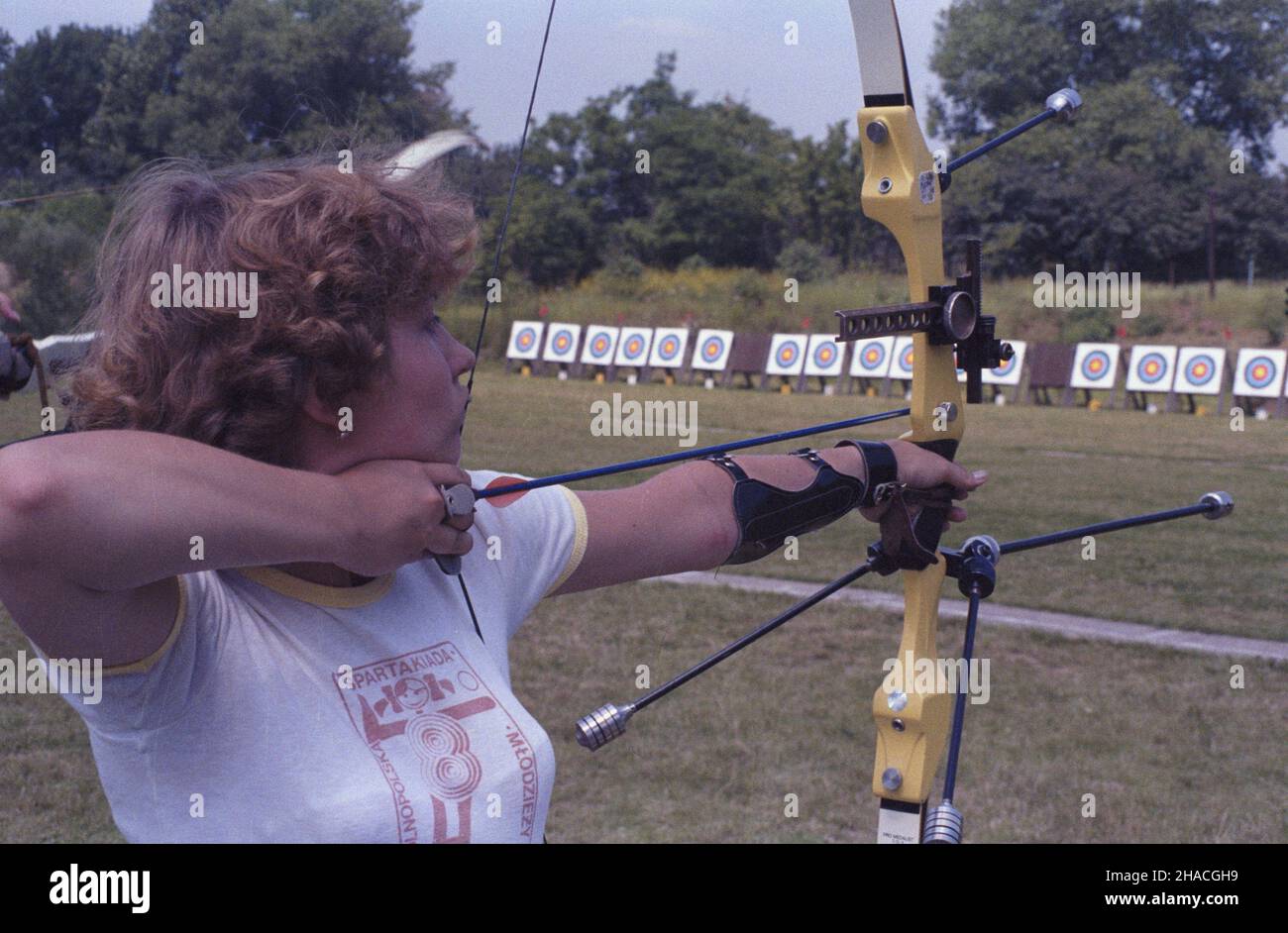 Poznañ 08.07.1984. XI Ogólnopolska Spartakiada M³odzie¿y. Igrzyska sportowe dla juniorów, organizowane przez G³ówny Komitet Kultury Fizycznej i Turystyki oraz Ministerstwo Oœwiaty i Wychowania. Nz. zawody ³ucznicze. js  PAP/Tadeusz ZagoŸdziñski         Poznan 08 July 1984. The 11th National Youth Sport Competition called Spartakiada, the sport event for youth of the Polish People's Republic organised by the main Physical Culture and Tourism Committee and the Ministry of Education and Upbringing. Pictured: archer's competition  js  PAP/Tadeusz Zagozdzinski Stock Photo