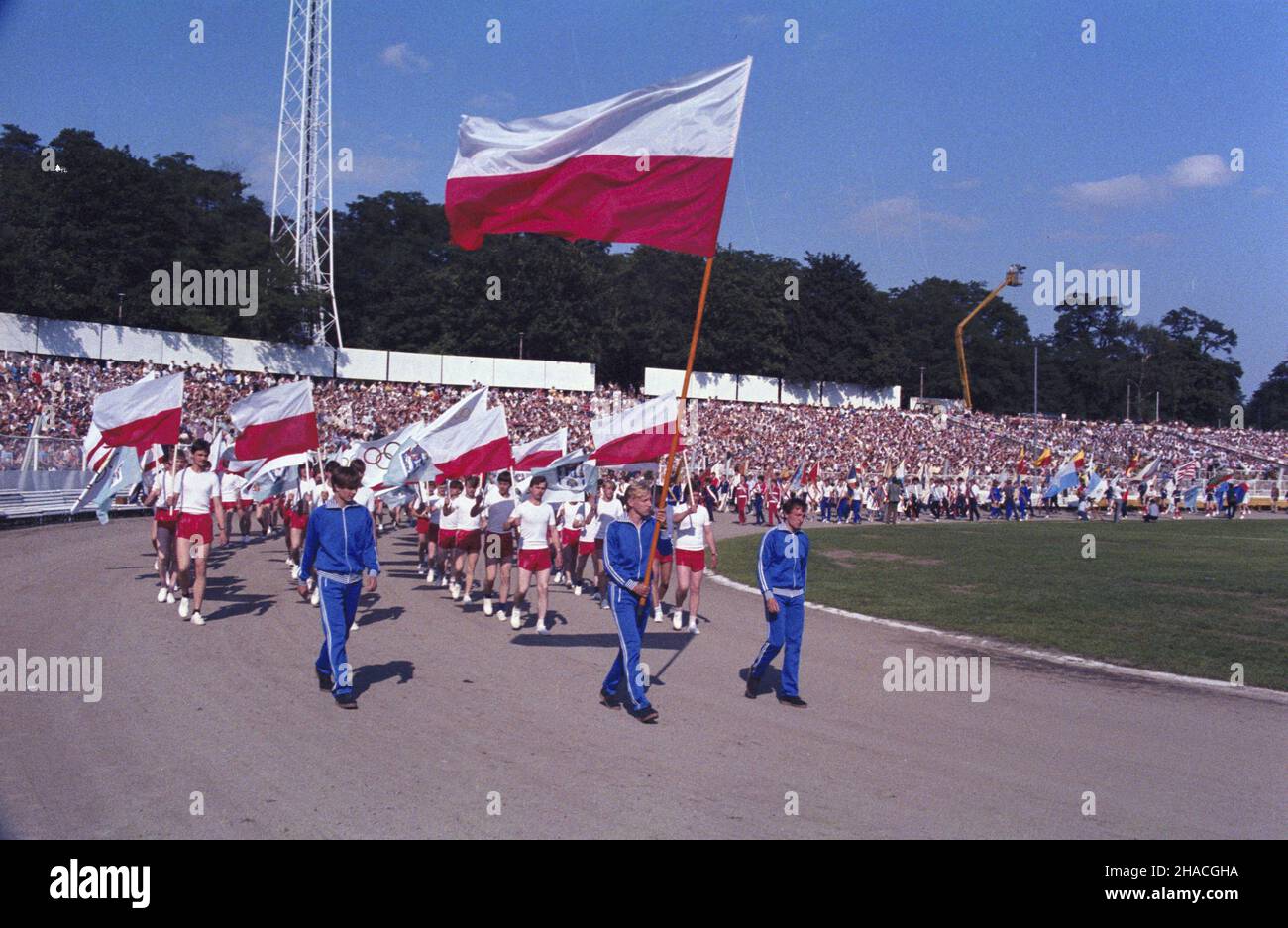 Poznañ 08.07.1984. XI Ogólnopolska Spartakiada M³odzie¿y. Igrzyska sportowe dla juniorów w Polskiej Rzeczpospolitej Ludowej, organizowane przez G³ówny Komitet Kultury Fizycznej i Turystyki oraz Ministerstwo Oœwiaty i Wychowania. Nz. parada dru¿yn. js  PAP/Tadeusz ZagoŸdziñski         Poznan 08 July 1984. The 11th National Youth Sport Competition called Spartakiada, the sport event for youth of the Polish People's Republic organised by the main Physical Culture and Tourism Committee and the Ministry of Education and Upbringing. Pictured: teams' parade.  js  PAP/Tadeusz Zagozdzinski Stock Photo