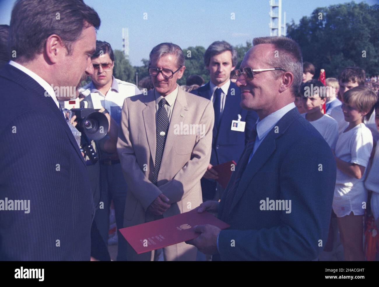 Poznañ 08.07.1984. XI Ogólnopolska Spartakiada M³odzie¿y. Igrzyska sportowe dla juniorów organizowane przez G³ówny Komitet Kultury Fizycznej i Turystyki oraz Ministerstwo Oœwiaty i Wychowania. Rozwi¹zanie Plebiscytu na Najlepszego Sportowca 40-lecia PRL. Nz. przewodnicz¹cy zarz¹du g³ównego Zwi¹zku Socjalistycznej M³odzie¿y Polskiej Jerzy Jaskiernia (1L) wrêcza odznaczenie polskiemu ciê¿arowcowi Waldemarowi Baszanowskiemu. js  PAP/Tadeusz ZagoŸdziñski         Poznan, 8 July 1984. The 11th all-Poland Youth Sports Event organised by the Main Committee of the Physical Culture and the Ministry of E Stock Photo