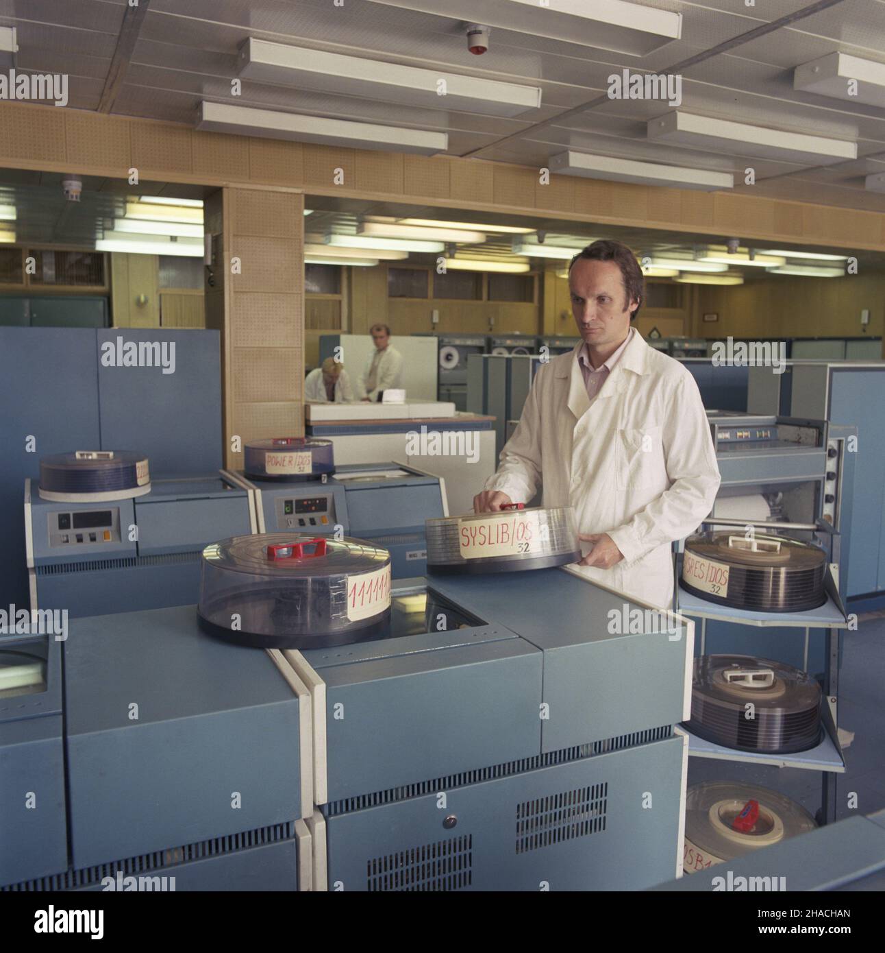 Kraków 07.1985. Zak³ad Elektronicznej Techniki Obliczeniowej (ZETO) - polskie przedsiêbiorstwo informatyczne powo³ane 1 wrzeœnia 1965 roku, œwiadcz¹ce us³ugi projektowo-programowe i wdro¿eniowe. wb  PAP/Jerzy Ochoñski    Dok³adny dzieñ wydarzenia nieustalony.         Cracow July 1985. The Eletronic Computing Technique Plant (ZETO), Poland's IT Company set up on September 1, 1965 to render program-designing and implementation services.  wb  PAP/Jerzy Ochonski    Event date unknown. Stock Photo