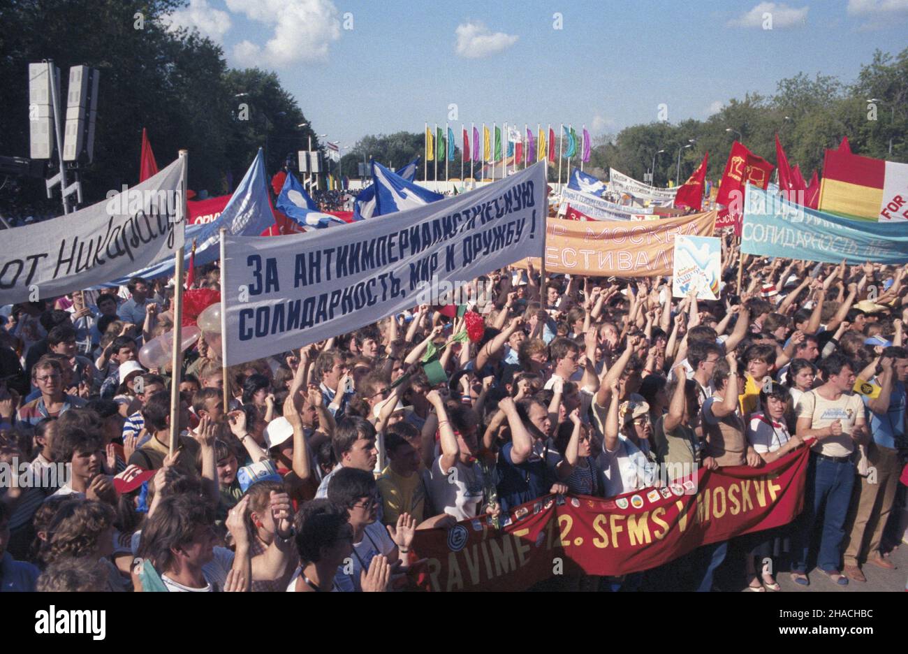 Rosja Moskwa 07.1985. XII Œwiatowy Festiwal M³odzie¿y i Studentów Moskwa '85 (27.07-03.08.1985), w którym udzia³ wziê³o ok. 26 tysiêcy uczestników ze 157 krajów. Polskê reprezentowa³a grupa 600 osobowa, na czele z przewodnicz¹cym Zarz¹du G³ównego Zwi¹zku Socjalistycznej M³odzie¿y Polskiej Jerzym Szmajdziñskim. wb  PAP/Grzegorz Rogiñski    Dok³adny dzieñ wydarzenia nieustalony.         Moscow, Russia, July 1985. Around 26,000 delegates from 157 countries came to the 12th World Youth and Student Festival (July 27-Aug. 3). Poland was represented by a 600-strong delegation headed by Polish Sociali Stock Photo