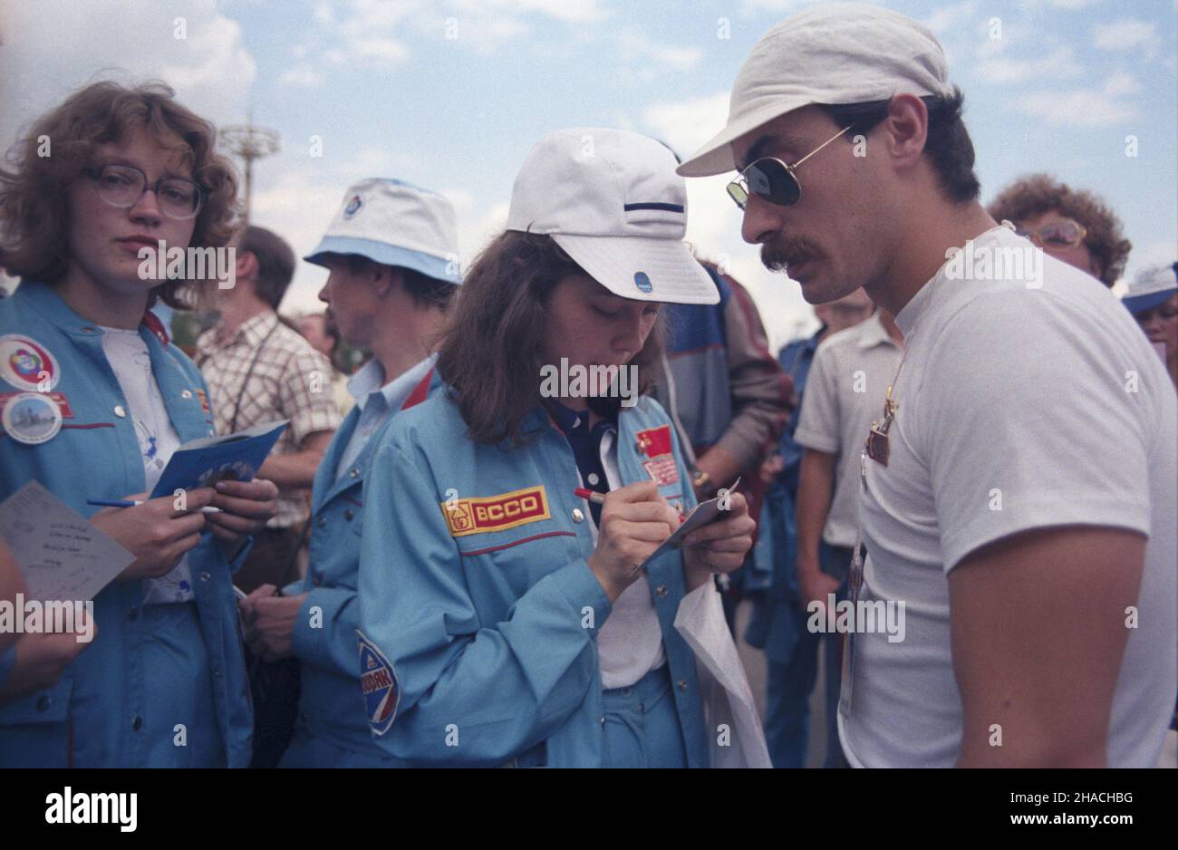 Rosja Moskwa 07.1985. XII Œwiatowy Festiwal M³odzie¿y i Studentów Moskwa '85 (27.07-03.08.1985), w którym udzia³ wziê³o ok. 26 tysiêcy uczestników ze 157 krajów. Polskê reprezentowa³a grupa 600 osobowa, na czele z przewodnicz¹cym Zarz¹du G³ównego Zwi¹zku Socjalistycznej M³odzie¿y Polskiej Jerzym Szmajdziñskim. wb  PAP/Grzegorz Rogiñski    Dok³adny dzieñ wydarzenia nieustalony.         Moscow, Russia, July 1985. Around 26,000 delegates from 157 countries came to the 12th World Youth and Student Festival (July 27-Aug. 3). Poland was represented by a 600-strong delegation headed by Polish Sociali Stock Photo