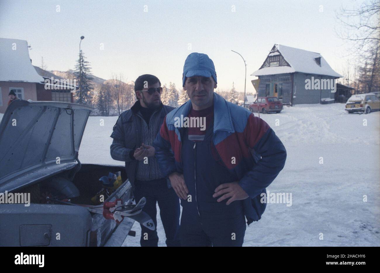 Zakopane 01.1986. Zimowe zgrupowanie kadry kolarzy Polskiego Zwi¹zku Kolarskiego (PZKol). Nz. m.in. trener Ryszard Szurkowski (P). mw  PAP/Jerzy Ochoñski    Dok³adny dzieñ wydarzenia nieustalony.         Zakopane, January 1986. Polish Cycling Union's winter training camp. Pictured: coach Ryszard Szurkowski (R).  mw  PAP/Jerzy Ochonski    Event day unknown. Stock Photo