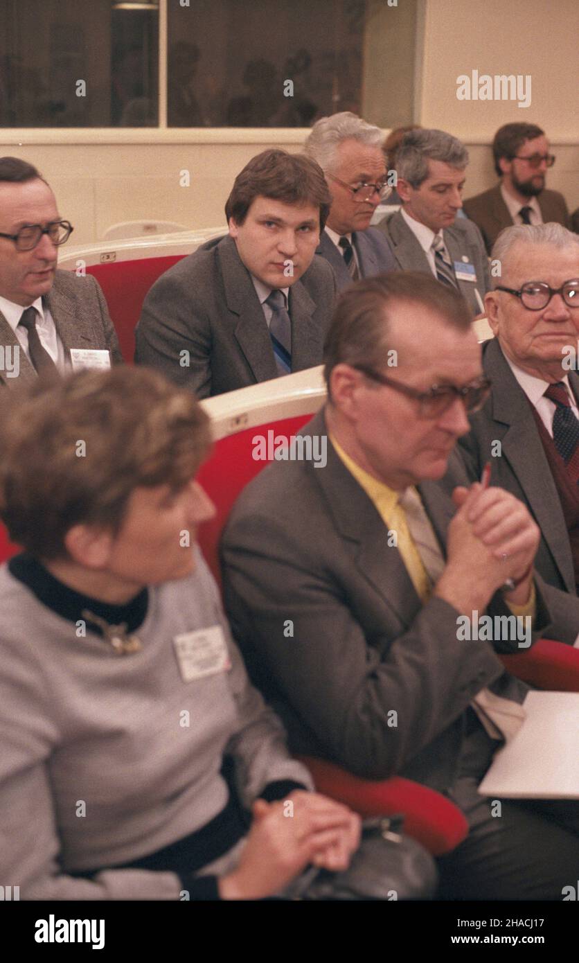 Warszawa 03.1986. III Kongres Nauki Polskiej obradowa³ (5-7 marca) w Sali Kongresowej Pa³acu Kultury i Nauki (PKiN). Nz. na sali obrad przedstawiciele w³adzy, w pierwszym rzêdzie m.in. minister oœwiaty i wychowania Joanna Micha³owska-Gumowska (L); w drugim rzêdzie m.in.: minister gopodarki paliwowej i materia³owej Jerzy WoŸniak (1L), minister - cz³onek Rady Ministrów ds. m³odzie¿y Aleksander Kwaœniewski (2L).  mw  PAP/Grzegorz Rogiñski    Dok³adny dzieñ wydarzenia nieustalony.         Warsaw March 1986. The Third Polish Science Congress (5-7 March) at the Palace of Culture and Science Congress Stock Photo