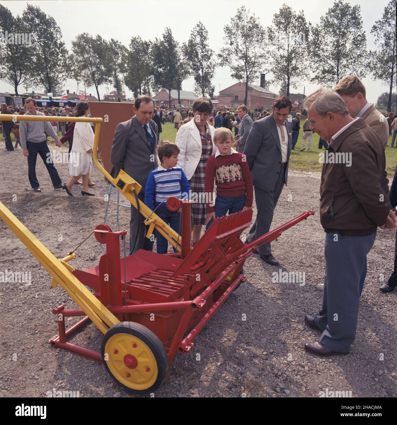 Wola Batorska 09.1986. Do¿ynki. Œwiêto rolnicze obchodzone po zakoñczeniu zbiorów. Tradycyjnym obrzêdom towarzysz¹ wystawy maszyn rolniczych (nz.), festyny i wystêpy ludowych zespo³ów artystycznych. msa  PAP/Jerzy Ochoñski    Dok³adny dzieñ wydarzenia nieustalony.         Wola Batorska, September 1986. Harvest festival celebrated after all the crops have been harvested. Traditional ceremonies and celebrations are acompanied by exhibitions  of farm machinery (pictured), fairs and folk group performances.  msa  PAP/Jerzy Ochonski    Event day unknown Stock Photo