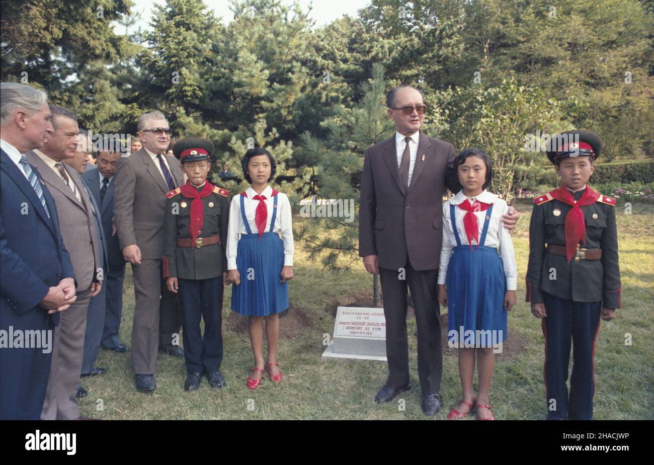 Korea Pó³nocna Mangyongdae 26.09.1986. Wizyta I sekretarza KC PZPR i przewodnicz¹cego Rady Pañstwa genera³a Wojciecha Jaruzelskiego w Koreañskiej Republice Ludowo- Demokratycznej (24-28.09). Nz. Wojciech Jaruzelski zasadzi³ drzewko pamiêci w miejscu urodzenia przywódcy Korei Kim Ir Sena. Od lewej m.in. sekretarz KC PZPR Józef Czyrek, minister spraw wewnêtrznych Polski Czes³aw Kiszczak. msa  PAP/Jan Morek         North Korea Mangyongdae 26 September 1986. First secretary of the Polish United Workers' Party Central Committee (KC PZPR) and chairman of the State Council General Wojciech Jaruzelski Stock Photo