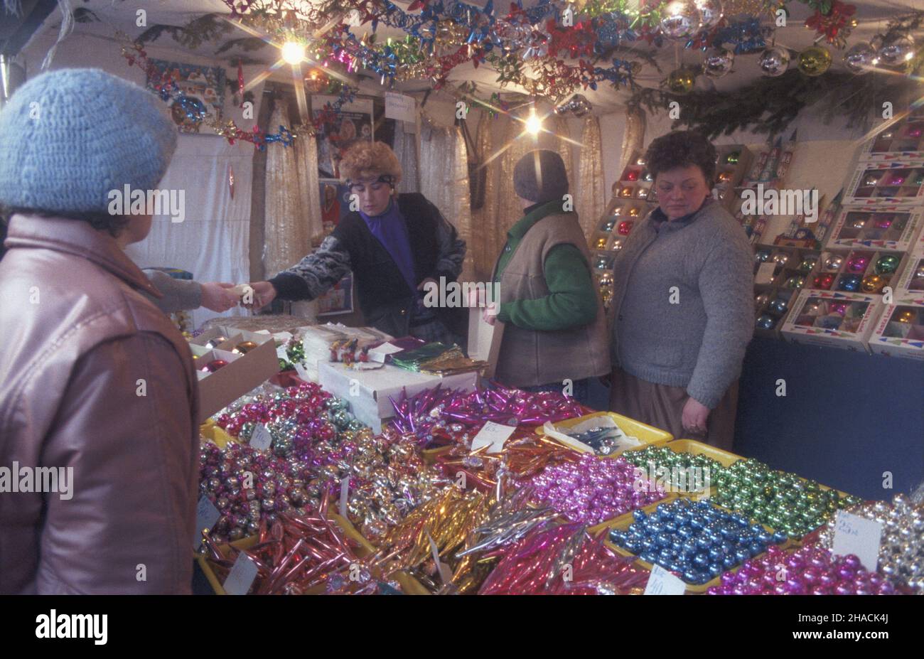 Kraków 12.1986. Zakupy przed œwiêtami Bo¿ego Narodzenia. Nz. sprzeda¿ ozdób choinkowych. ka  PAP/Jerzy Ochoñski             Cracow December 1986. Shopping before Christmas. Pictured: the sale of Christma Tree decorations.    ka  PAP/Jerzy Ochonski    Event date unknown. Stock Photo