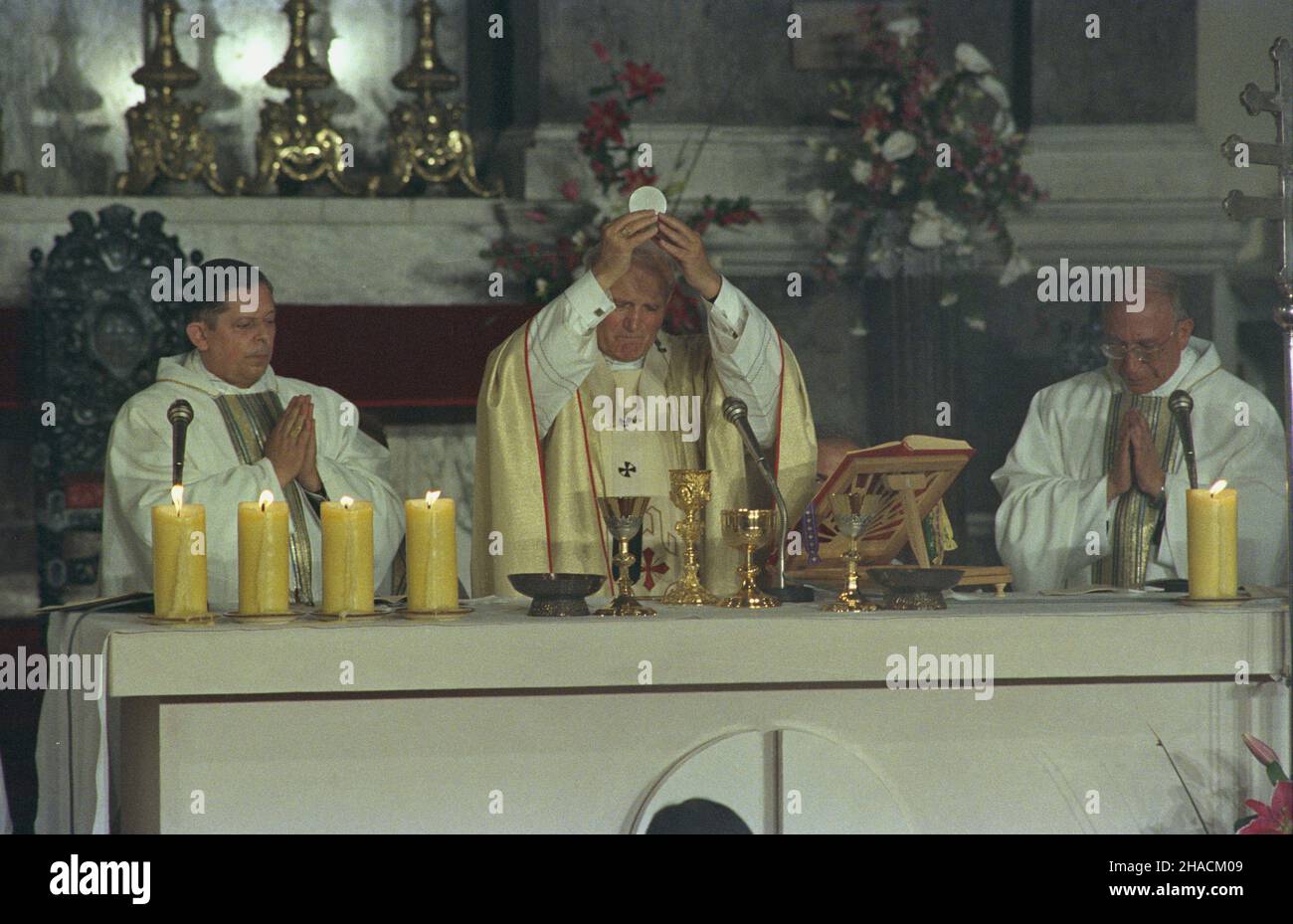 Warszawa 08.06.1987. III pielgrzymka papie¿a Jana Paw³a II do Polski. Nz. Ojciec Œwiêty przewodniczy mszy œwiêtej podczas inauguracji II Kongresu Eucharystycznego, w koœciele pw. Wszystkich Œwiêtych przy placu Grzybowskim. Z lewej prymas Polski kard. Józef Glemp, z prawej kard. Agostino Casaroli. ka  PAP/Grzegorz Rogiñski         Warsaw, 8 June 1987. Pope John Paul II holds a Holy Mass at the opening of the Second Eucharistic Congress in All Saints' Church on Grzybowski Square during his third pilgrimage to Poland. On his left Polish Catholic Primate Jozef Glemp, on his right Cardinal Agostino Stock Photo