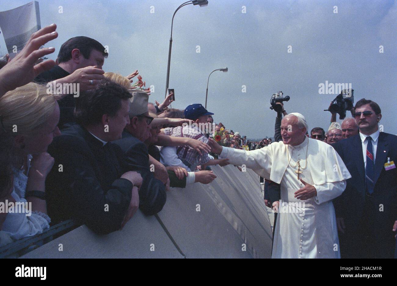 Warszawa 08.06.1987. III pielgrzymka papie¿a Jana Paw³a II do Polski. Po¿egnanie Ojca Œwiêtego na lotnisku wojskowym Okêcie. Z prawej funkcjonariusz Biura Ochrony Rz¹du Miros³aw Gawor. ka  PAP/Jan Morek         Warsaw, 8 June 1987. Pope John Paul II leaves Okecie Military Airport after his third pilgrimage to Poland. On his right security officer Miroslaw Gawor.  ka  PAP/Jan Morek Stock Photo