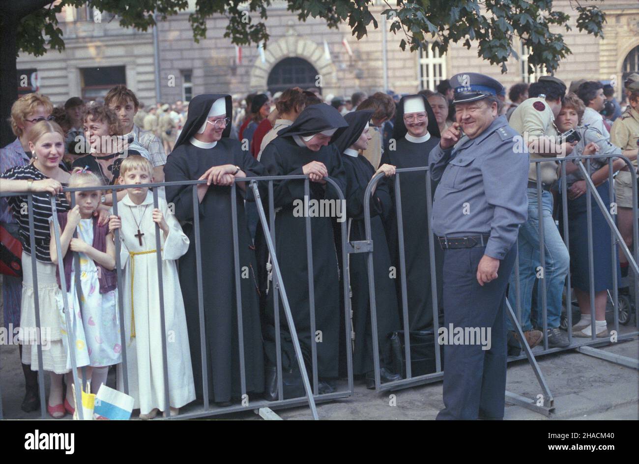 Kraków 10.06.1987. III pielgrzymka papie¿a Jana Paw³a II do Polski. Na trasie przejazdu papie¿a do królewskiej katedry na Wawelu zebra³y siê t³umy wiernych. uu  PAP/Jerzy Ochoñski       Cracow 10 June 1987. Pope John Paul II on his third pilgrimage to Poland. The pope meets Cracow residents. Pictured: crowds waiting along the pope's motorcade route to the Wawel Royal Cathedral.  uu  PAP/Jerzy Ochonski Stock Photo