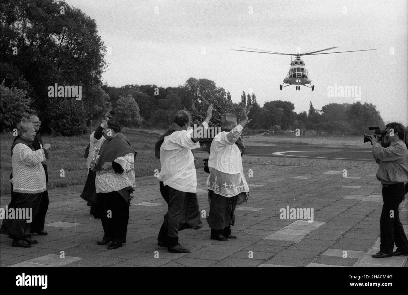 Szczecin, 1987-06-11. III pielgrzymka Ojca Œwiêtego Jana Paw³a II do Polski. Lotnisko w D¹biu. Nz. kap³ani witaj¹cy papieski œmig³owiec. ppr  PAP/CAF/Jerzy Undro      Szczecin, June 11, 1987. Pope John Paul II's 3rd pilgrimage to Poland. Airport in Dabie. Pictured: priests greeting the Pope's helicopter.  ppr  PAP/CAF/Jerzy Undro Stock Photo