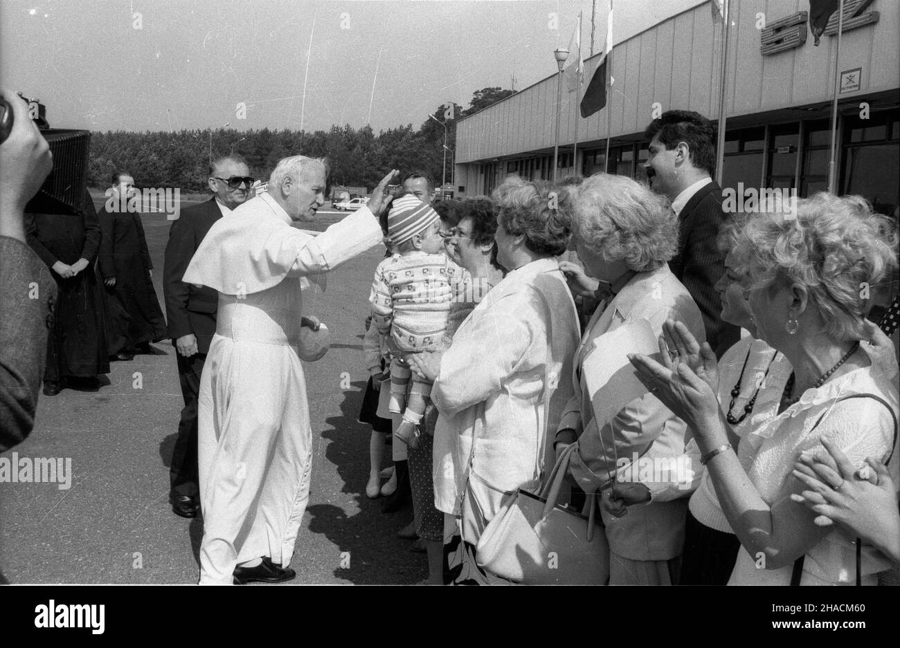 Szczecin, 1987-06-11. III pielgrzymka Ojca Œwiêtego Jana Paw³a II do Polski. Powitanie papie¿a na lotnisku w Goleniowie. Nz. m.in.: papie¿ Jan Pawe³ II. ppr  PAP/CAF/Jerzy Undro      Szczecin, June 11, 1987. The 3rd pilgrimage of the Holy Father John Paul II to Poland. The welcoming ceremony at the airport in Goleniow. Pictured: Pope John Paul II.   ppr  PAP/CAF/Jerzy Undro Stock Photo