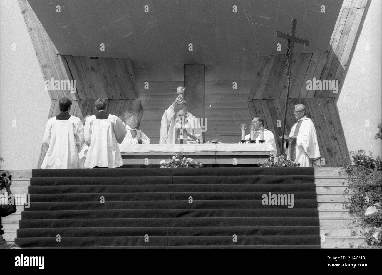 Szczecin, 1987-06-11. III pielgrzymka Ojca Œwiêtego Jana Paw³a II do Polski. Msza œwiêta dla rodzin na Jasnych B³oniach. Nz. od lewej: arcybiskup Kazimierz Majdañski, Ojciec Œwiêty Jan Pawe³ II, prymas Polski - kardyna³ Józef Glemp i kardyna³ Franciszek Macharski. ppr  PAP/CAF/Zbigniew Matuszewski      Szczecin, June 11, 1987. The 3rd pilgrimage of Holy Father John Paul II to Poland. The holy mass for families at the Light Meadows. Pictured from left: Archbishop Kazimierz Majdanski, Holy Father John Paul II, Primate of Poland Cardinal Jozef Glemp and Cardinal Franciszek Macharski.  ppr  AP/CAF Stock Photo