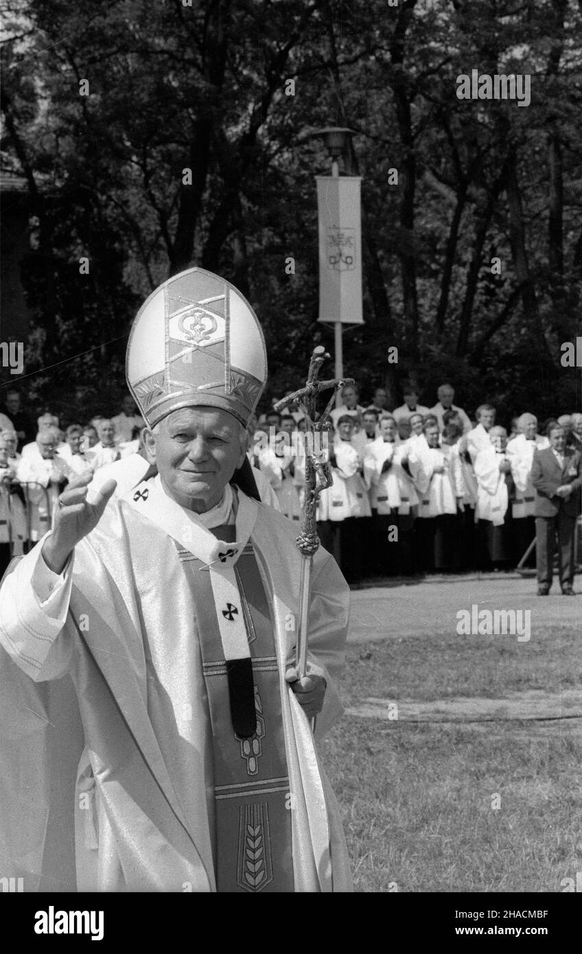 Szczecin, 1987-06-11. III pielgrzymka Ojca Œwiêtego Jana Paw³a II do Polski. Msza œwiêta dla rodzin na Jasnych B³oniach. Nz. Ojciec Œwiêty Jan Pawe³ II pozdrawia uczestników liturgii. ppr  PAP/CAF/Zbigniew Matuszewski      Szczecin, June 11, 1987. The third pilgrimage of Holy Father John Paul II to Poland. The mass for families at Jasne Blonie (Light Meadows). Pictured: the holy father greets the faithful.  ppr  PAP/CAF/Zbigniew Matuszewski Stock Photo