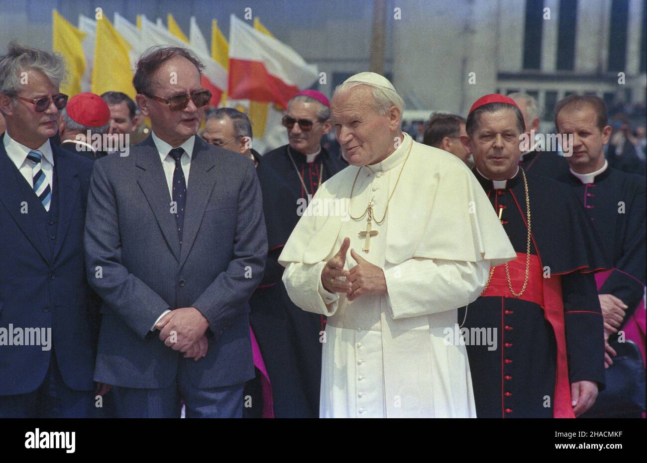 Warszawa 14.06.1987. III pielgrzymka papie¿a Jana Paw³a II do Polski. Po¿egnanie Ojca Œwiêtego na lotnisku wojskowym Okêcie. Nz. m.in. szef protoko³u dyplomatycznego Roman Czy¿ycki (1L), przewodnicz¹cy Rady Pañstwa genera³ Wojciech Jaruzelski (2L), prymas Polski kardyna³ Józef Glemp (2L), osobisty sekretarz papie¿a ksi¹dz Stanis³aw Dziwisz (1L). ka PAP/Jan Morek Warsaw, 8 June 1987. Pope John Paul II leaves Okecie Military Airport after his third pilgrimage to Poland. Pictured: head of the diplomatic protocol Roman Czyzycki, Polish Head of State General Wojciech Jaruzelski (2R), Catho Stock Photo