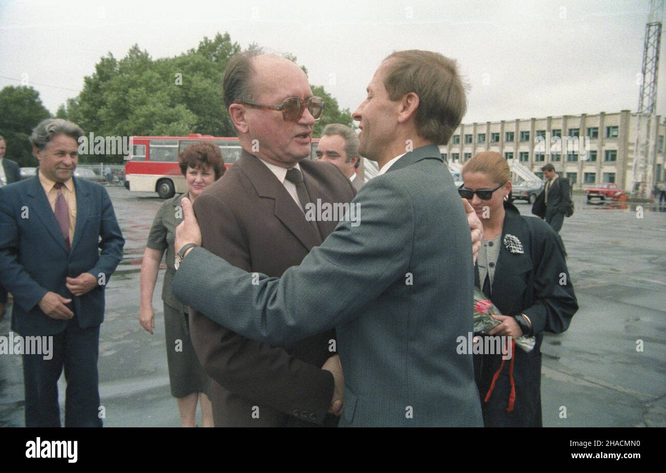 Zwi¹zek Radziecki Chabarowsk 27.06.1987. W drodze na oficjaln¹ wizytê w Japonii przewodnicz¹cy Rady Pañstwa PRL Wojciech Jaruzelski (na pierwszym planie, L) zatrzyma³ siê w Chabarowsku. Nz. po¿egnanie na lotnisku. Z prawej córka Wojciecha Jaruzelskiego Monika. uu  PAP/Grzegorz Rogiñski       Soviet Union 27 June 1987. On way to the official visit to Japan PRL's State Council Chairman Wojciech Jaruzelski (foreground, left) made a stop over in Khabarovsk. Pictured: farewell at the airport. From right daughter Monika.   uu  PAP/Grzegorz Roginski Stock Photo