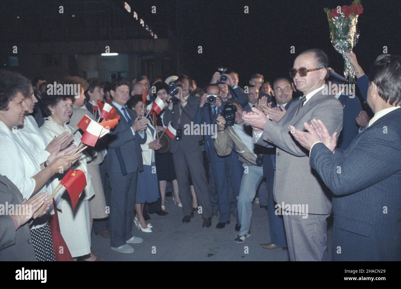 Zwi¹zek Radziecki W³adywostok 03.07.1987. Wizyta przewodnicz¹cego Rady Pañstwa PRL Wojciecha Jaruzelskiego (P) we W³adywostoku w drodze powrotnej z oficjalnego pobytu w Japonii. Nz. powitanie na lotnisku. uu  PAP/Grzegorz Rogiñski         Soviet Union Vladivostock 03 July 1987. Visit by PRL's State Council Chairman Wojciech Jaruzelski (right) in Vladivostock on return from the official visit to Japan. Pictured: Greeting at the airport.   uu  PAP/Grzegorz Roginski Stock Photo