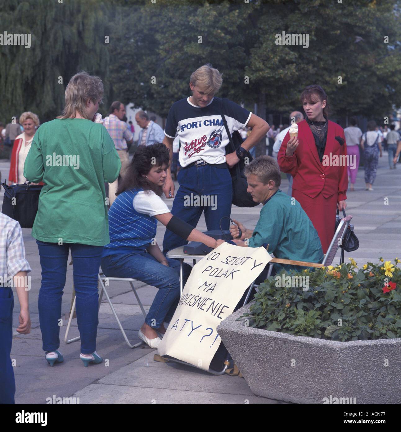 Sopot 08.1987. Ulica Bohaterów Monte Cassino - g³ówny deptak miasta tzw. Monciak. Nz. punkt pomiaru ciœnienia. uu  PAP/Maciej Musia³    Dok³adny dzieñ wydarzenia nieustalony.       Sopot, August 1987. Monte Cassino Heroes Avenue, the main mall in Sopot. Pictured: taking blood pressure.   uu  PAP/Maciej Musial    Event day unknown Stock Photo