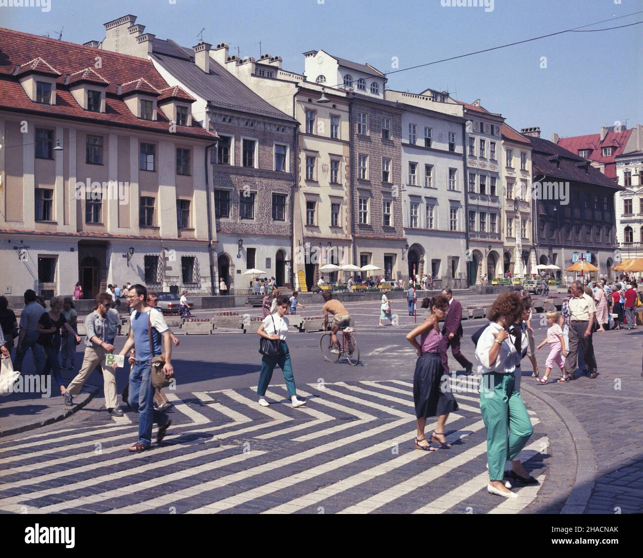 Kraków 08.1987. Rewaloryzacja zabytkowych zabudowañ miasta. Odnowione kamienice przy pierzei Ma³ego Rynku. uu  PAP/Tomasz Pra¿mowski    Dok³adny dzieñ wydarzenia nieustalony.       Cracow August 1987. The renovation of historic buildings. The renovated tenement houses at the Small Market Square.   uu  PAP/Tomasz Prazmowski    Exact date unknown. Stock Photo
