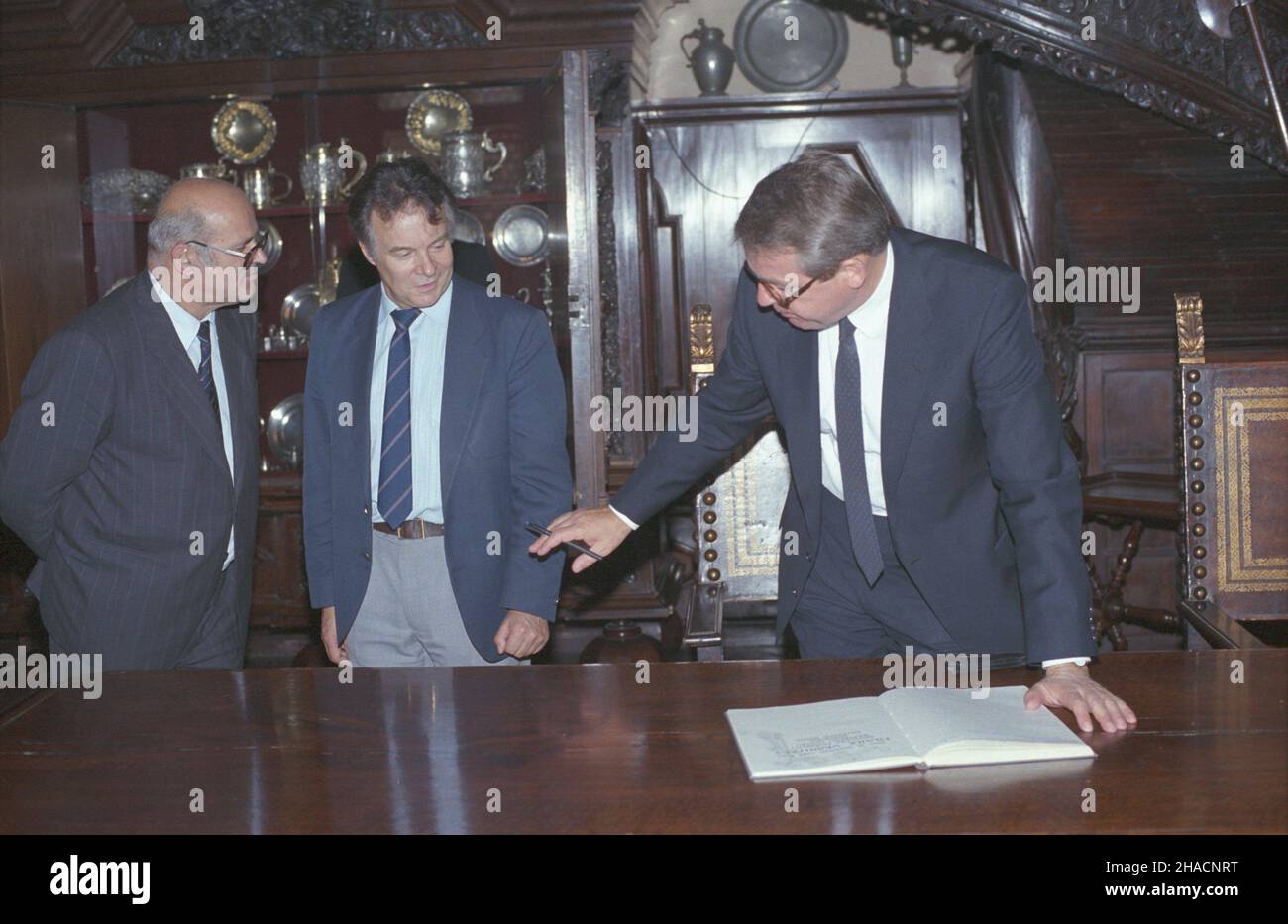 Kraków 23.09.1987. Wizyta kanclerza federalnego Republiki Austrii Franza Vranitzky'ego w Polsce. Zwiedzanie Collegium Maius Uniwersytetu Jagielloñskiego. Nz. w dawnej jadalni profesorów m.in. Franz Vranitzky (P), ambasador Polski w Wiedniu Marian Krzak (L). uu  PAP/Jerzy Ochoñski           Cracow 23 September 1987. Federal Chancellor of the Republic of Austrian Franz Vranitzky in Poland. Visiting Collegium Maius of the Jagiellonian University. Pictured: Franz Vranitzky (right), Poland;s Ambassador to Vienna Marian Krzak (left) in the former professor's dining room.   uu  PAP/Jerzy Ochonski Stock Photo