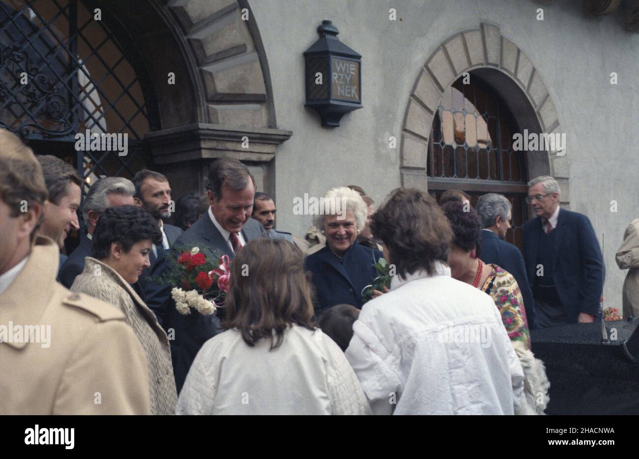 Kraków 29.09.1987. Wizyta wiceprezydenta Stanów Zjednoczonych George'a Busha z ma³¿onk¹ Barbar¹ w Polsce. Prezydent miasta Krakowa Tadeusz Salwa podj¹³ œniadaniem w restauracji Wierzynek George'a i Barbarê Bush (stoj¹ centralnie). Przed restauracj¹ na Rynku G³ównym licznie zebrali siê mieszkañcy Krakowa. uu  PAP/Jerzy Ochoñski       Cracow 29 September 1987. US Vice-President George Bush with wife Barbara in Poland. Cracow mayor Tadeusz Salwa gives a luncheon in the famous Wierzynek Restaurant in honour of George (centre) and Barbara Bush. City residents gathering in front of the restaurant at Stock Photo