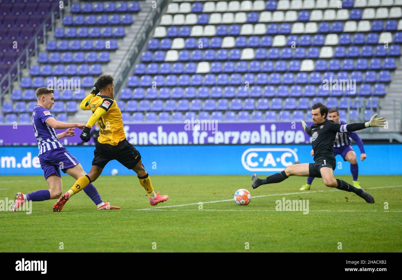 Dresden, Germany. 15th Nov, 2020. Football: 3rd division, SG Dynamo Dresden  - TSV 1860 Munich, 10th matchday, at the Rudolf-Harbig-Stadium Dynamos  Sebastian Mai (l) gesturing next to Yannick Stark. Credit: Robert  Michael/dpa-Zentralbild/dpa/Alamy