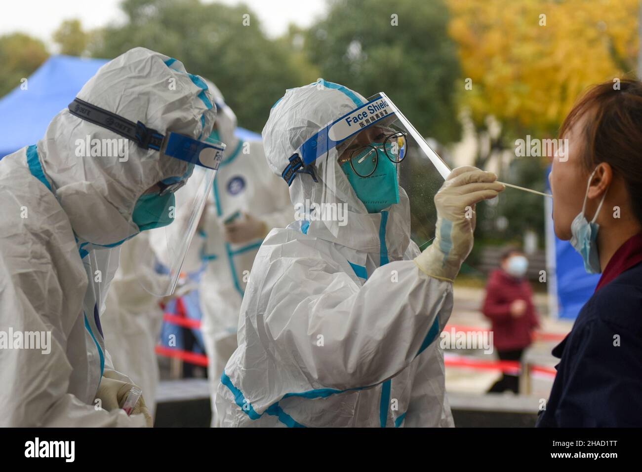 (211212) -- YUYAO, Dec. 12, 2021 (Xinhua) -- A medical worker takes a swab sample from a resident for nucleic acid test in Huangjiabu Township of Yuyao City, east China's Zhejiang Province, Dec. 12, 2021. East China's Zhejiang Province registered 138 locally-transmitted confirmed COVID-19 cases and one asymptomatic carrier between Dec. 5 and 3 p.m. Sunday, amid the latest COVID-19 resurgence. Of the total, 44 cases were reported in Ningbo, 77 cases and one asymptomatic carrier were in Shaoxing, and 17 cases were in the provincial capital of Hangzhou, said a provincial government press confer Stock Photo