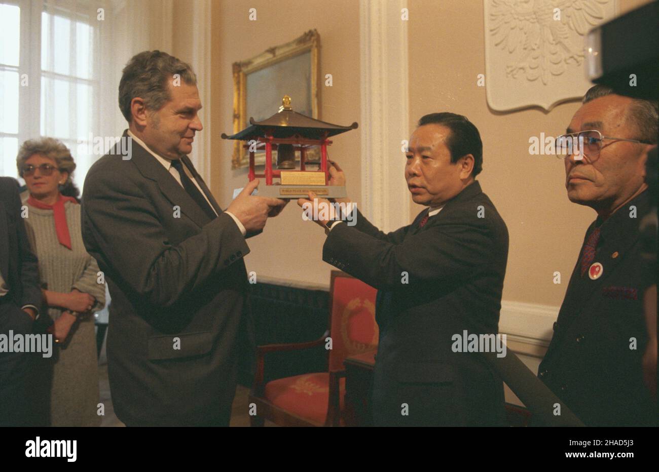 Warszawa 24.02.1988. Prezes Œwiatowego Stowarzyszenia Dzwonu Pokoju Tomijiro Yoshida (2P) z Japonii, przekazuje w sali warszawskiego ratusza miniaturê Dzwonu Pokoju I wiceprezydentowi m.st. Warszawy Stanis³awowi Bieleckiemu (3P).  mw  PAP/Tomasz Pra¿mowski         Warsaw 24 February 1988. President of the World Bell of Peace Association Tomijiro Yoshida (2nd right) from Japan hands over the miniature of the Bell of Peace to first Wasaw deputy Mayor Stanislaw Bielecki (3rd right) in the city hall.   mw  PAP/Tomasz Prazmowski Stock Photo