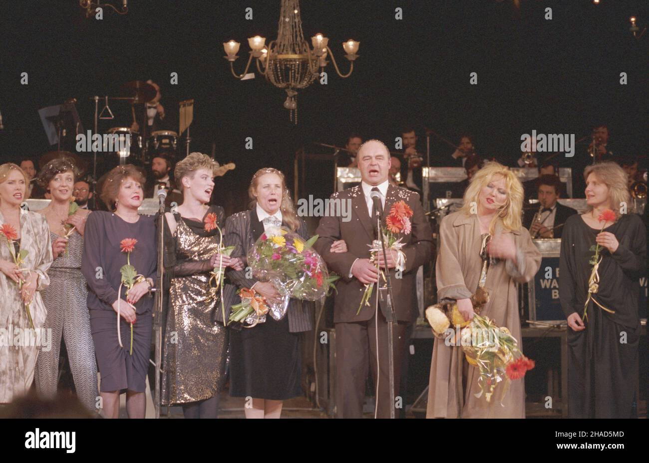 Wroc³aw 06.03.1988. IX Przegl¹d Piosenki Aktorskiej. Koncert fina³owy pt. Gala, dedykowany Agnieszce Osieckiej. Nz. od lewej: Ewa B³aszczyk, Ewa Da³kowska, Krystyna Tkacz, Barbara Dziekan, Agnieszka Osiecka, Stanis³aw Tym, Maryla Rodowicz, Magda Umer. mw  PAP/Jan Morek         Wroclaw, 6 March 1988. The 9th Review of Actor Song. The finale concert titled The Gala, dedicated to Agnieszka Osiecka. Pictured from the left: Ewa Blaszczyk, Ewa Dalkowska, Krystyna Tkacz, Barbara Dziekan, Agnieszka Osiecka, Stanislaw Tym, Maryla Rodowicz, Magda Umer.  mw  PAP/Jan Morek Stock Photo