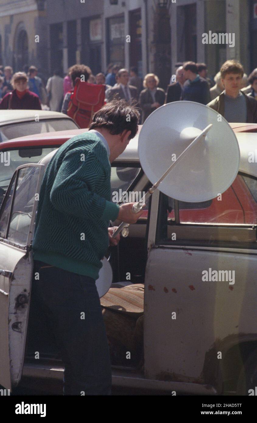 Kraków 04.1988. ¯ycie codzienne miasta. wb  PAP/Jerzy Ochoñski    Dok³adny dzieñ wydarzenia nieustalony.         Cracow April 1988. The city daily life.   wb  PAP/Jerzy Ochonski    Event date unknown. Stock Photo