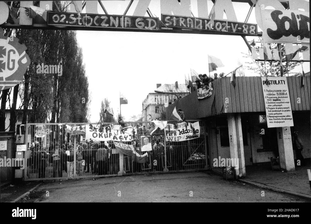 Gdañsk 1988-05-06. Pi¹ty dzieñ strajku w Stoczni Gdañskiej im. Lenina.  sk/soa  PAP/Stefan Kraszewski Stock Photo