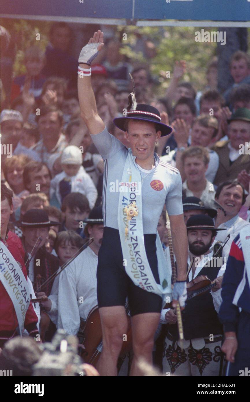 Zakopane 15.05.1988. 41. Wyœcig Pokoju na trasie Bratys³awa – Katowice – Berlin (9.05-23.05.1988). Nz. zwyciêzca etapu z Poronina do Zakopanego niemiecki kolarz Uwe Ampler. wb  PAP/Jerzy Ochoñski         Zakopane 15 May 1988. The 41st Peace Race from Bratislava via Katowice to Berlin (9 May - 23 May 1988). Pictured: German cyclist Uwe Ampler, the winner of the Pronin - Zakopane stretch.   wb  PAP/Jerzy Ochonski Stock Photo