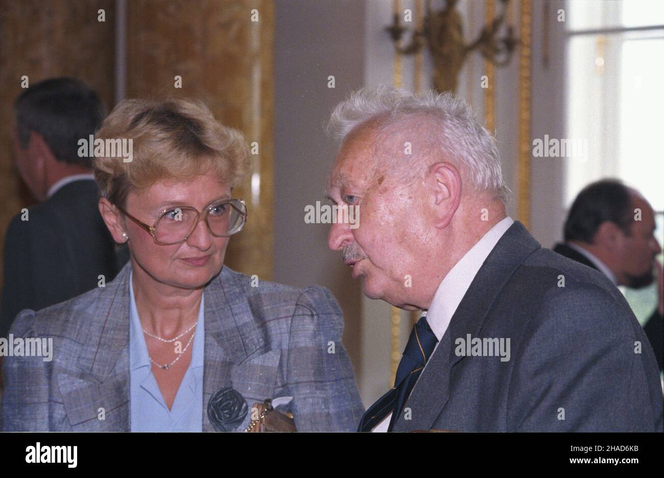 Warszawa 22.07.1988. Obchody Narodowego Œwiêta Odrodzenia Polski - uchwalenia Manifestu Polskiego Komitetu Wyzwolenia Narodowego 22 lipca 1944 r. Na Zamku Królewskim przewodnicz¹cy Rady Pañstwa Wojciech Jaruzelski spotka³ siê z cz³onkami w³adz pañstwowych, partyjnych, ludŸmi nauki i kultury. Nz. rzecznik praw obywatelskich Ewa £êtowska i przewodnicz¹cy Rady Krajowej Patriotycznego Ruchu Odrodzenia Narodowego pisarz Jan Dobraczyñski. wb  PAP/Jan Morek         Warsaw 22 July 1988. Ceremonies marking Poland's Restitution Day - the adoption of a Poland's National Liberation Committee manifesto on Stock Photo