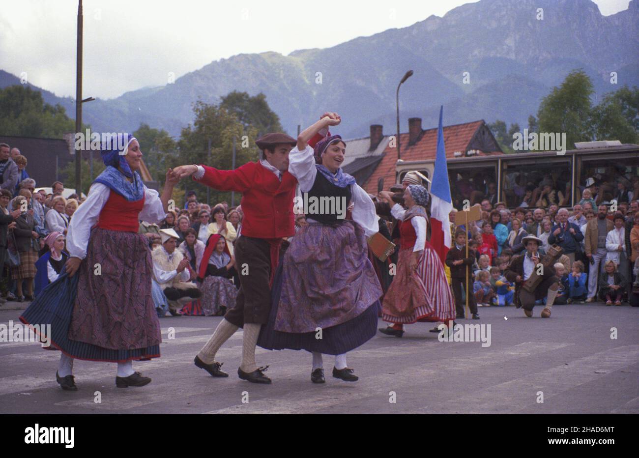 Zakopane 09.1988. XX Miêdzynarodowy Festiwal Folkloru Ziem Górskich - Tatrzañska Jesieñ. Festiwal jest jedn¹ z najstarszych i najwiêkszych imprez folklorystycznych w Polsce i Europie, towarzysz¹ mu wystawy, kiermasze sztuki ludowej, uliczne korowody i imprezy plenerowe. Nz. zespó³ ludowy z Francji. wb  PAP/Jerzy Ochoñski    Dok³adny dzieñ wydarzenia nieustalony.         Zakopane September 1988. The 20th International Highlands' Folk Festival - The Tatra Mountains Autumn. The festival is Poland's and Europe's oldest and biggest folk event accompanied by exhibitions, folk art fairs and out-door Stock Photo