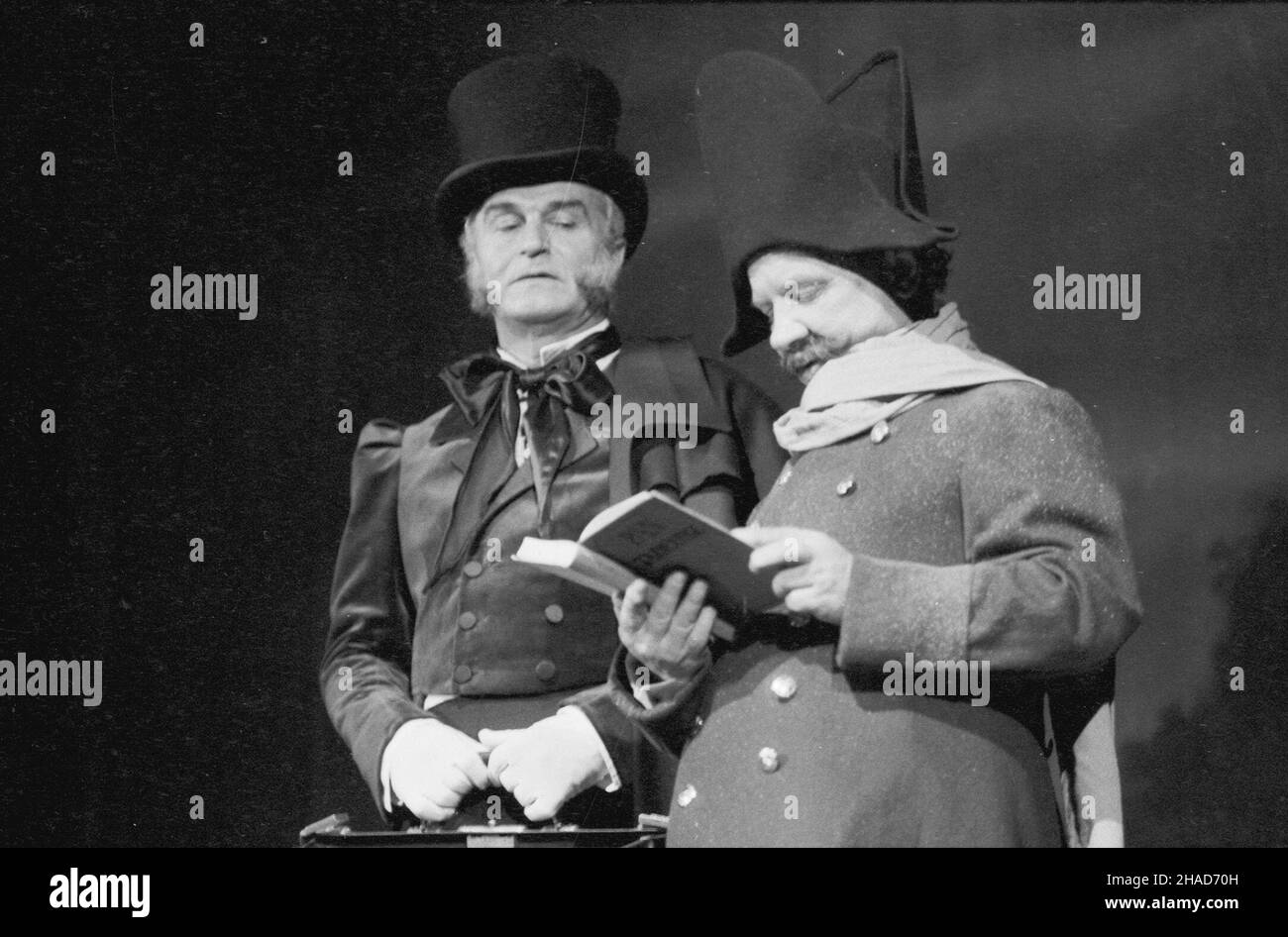 Warszawa 10.1988. Teatr Syrena. Spektakl 'Seks i polityka' w re¿yserii Witolda Fillera. Nz. aktorzy Tadeusz Pluciñski (L) i  Roman K³osowski. /bpt/  PAP/CAF - Andrzej Rybczyñski Stock Photo