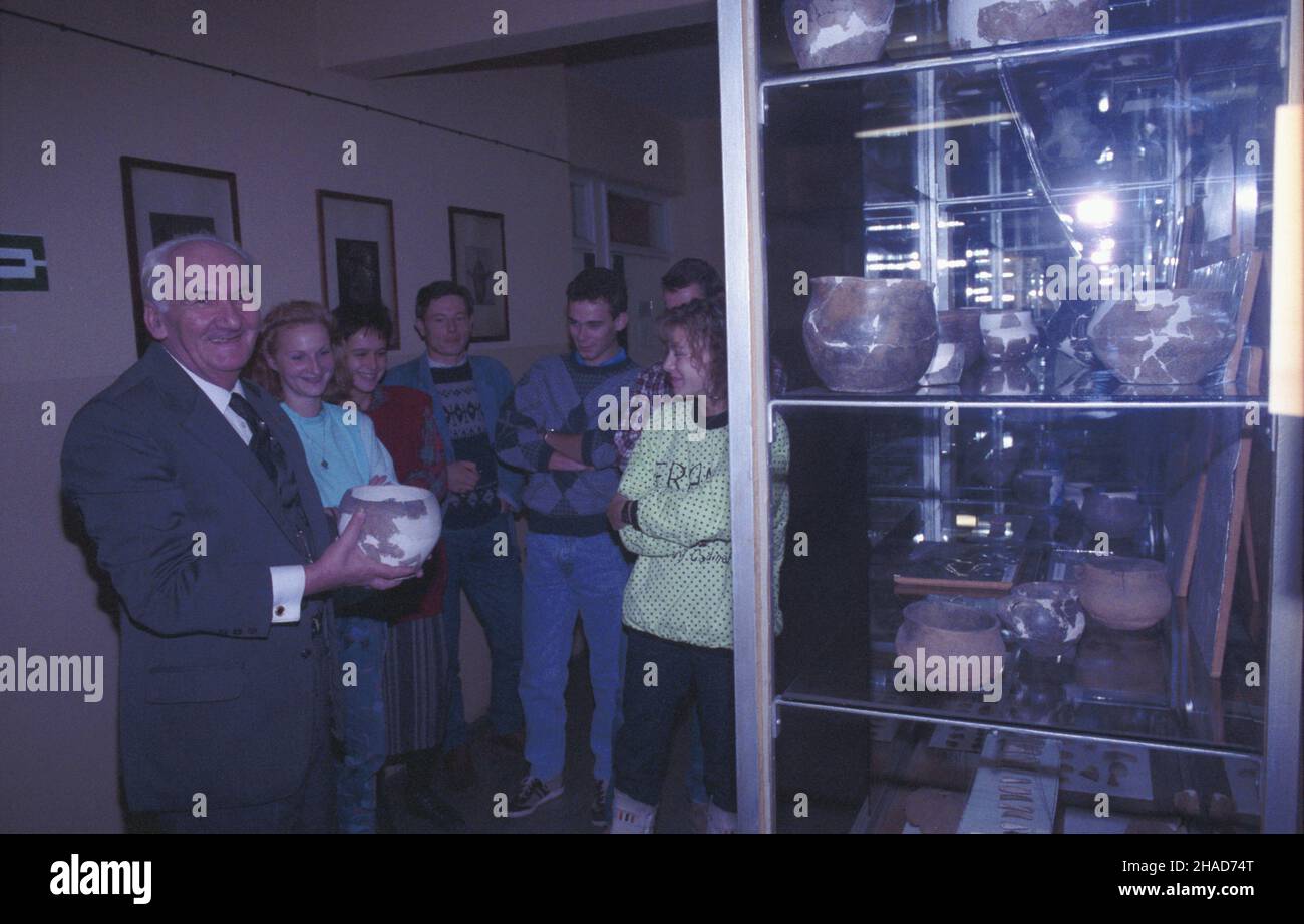 Poznañ 10.1988. Uniwersytet im. Adama Mickiewicza. Instytut Prahistorii. Nz. zajêcia prowadzi dyrektor instytutu prof. Jan ¯ak. js  PAP/Jan Morek    Dok³adny dzieñ wydarzenia nieustalony.         Poznan October 1988. The Adam Mickiewicz University. The Prehistory Institute. Pictured: institute director Professor Jan Zak with students.  js  PAP/Jan Morek    Event date unknown. Stock Photo
