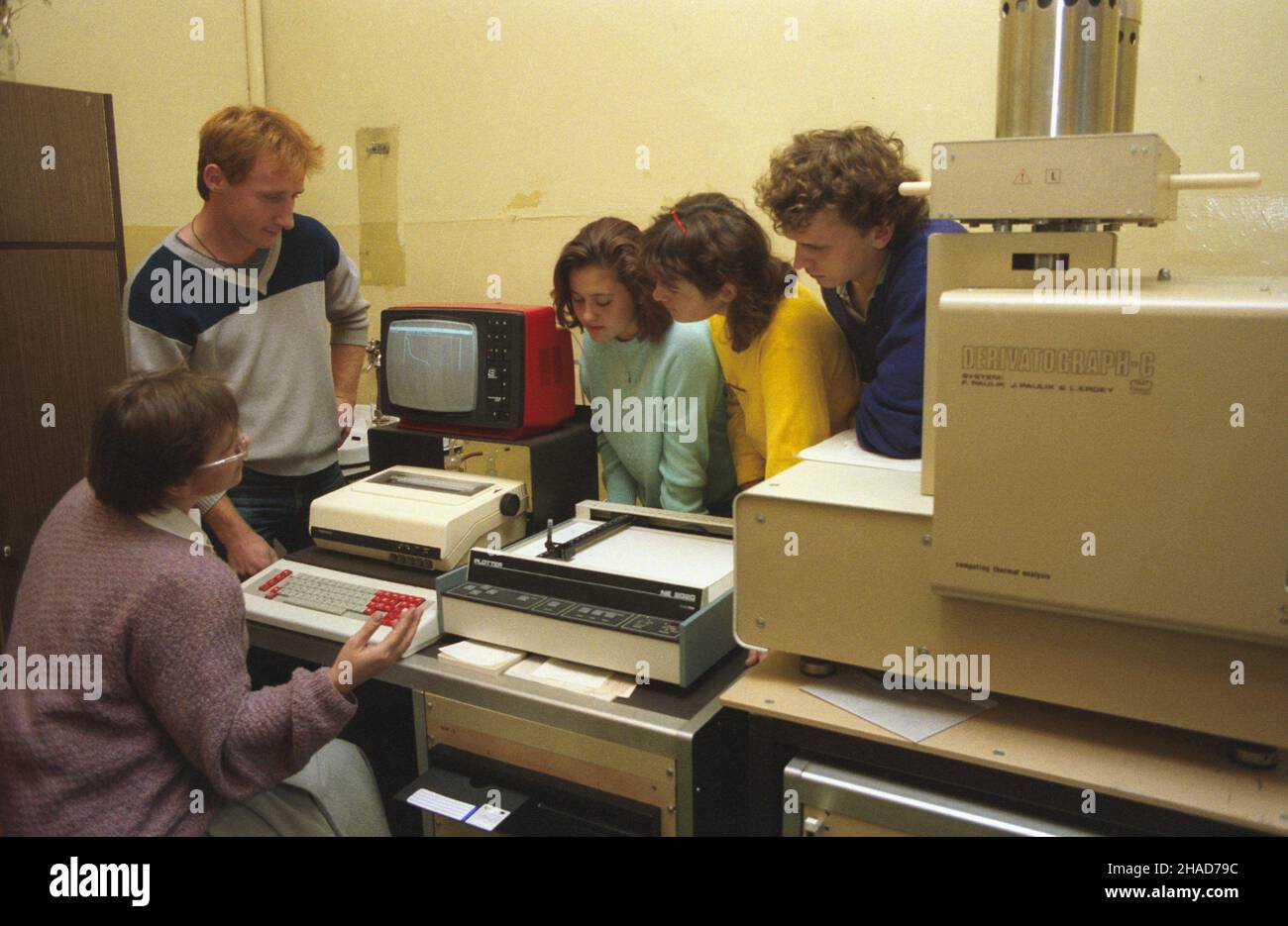 Poznañ 10.1988. Uniwersytet im. Adama Mickiewicza (UAM). Nz. studenci Wydzia³u Fizyki przy Derivatographie C - urz¹dzeniu s³u¿¹cemu do badañ kalorymetrycznych - analizy termicznej procesów chemicznych.  js/meg  PAP/Jan Morek    Dok³adny dzieñ wydarzenia nieustalony.         Poznan October 1988. The Adam Mickiewicz University (UAM). Pictured: students of the Physics Department at Derivatographie C for thermal analysis of chemical processes.   js/meg  PAP/Jan Morek    Exact date unknown. Stock Photo